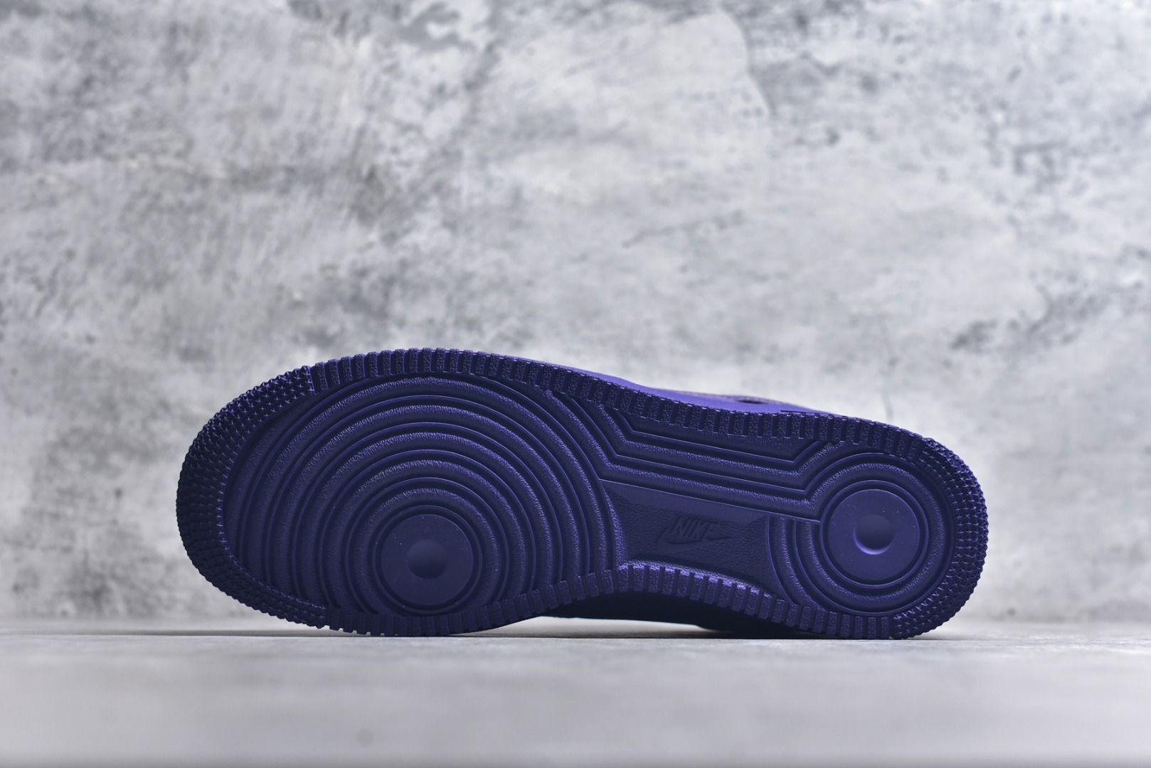 图片[6]-#NK Air Force 1 Low Kobe 空军一号时尚舒适防滑耐磨低帮板鞋 科比紫色 IB0018-500 独家私模大底 头层原厂皮料 原盒原配 不规则波浪大底咬花 全鞋电脑针车 工整有序 视觉效果满分 原厂拉帮手法 标准四线 密度针距针孔大小控制到位 原装反口里网布海绵 正确卡色网眼大小 新版鞋撑改用纸团代替 原厂港宝加持完美还原灵魂版型 原盒原配从里到外百分百还原 原厂全头层原厂皮料 原标原盒 内置Sole气垫 中底白色背胶 中底划线 已经无限的接近公司 原厂楦头 原厂刺绣 后跟弧度修正 尺码：40 40.5 41 42 42.5 43 44 44.5 45 46 47.5 48.5-选品中心