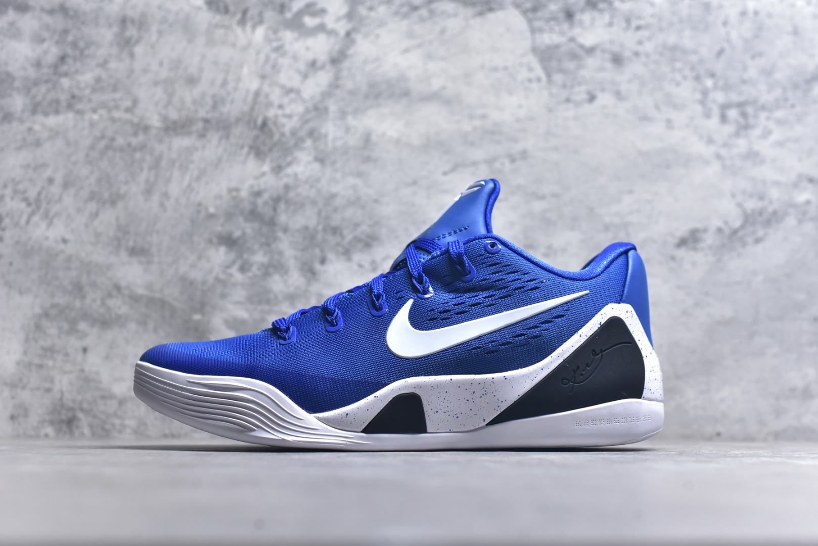 #Nike Kobe 9 Low Protro 科比九代舒适减震防滑低帮篮球鞋 蓝色 IH1401-400 React科技鞋垫加持 实战配置直接拉满 原楦纸板开发 鞋身流线型、后跟塑形 区分土肥圆 原厂针织鞋面一针一线匹配原版 全身鞋材卡料色独家定制 唯一万针立体刺绣SWOOSH 真实底模最大48.5 实战利器 专供海外市场 尺码：40 40.5 41 42 42.5 43 44 44.5 45 46 47.5 48.5 （脚宽、脚胖 建议买大半码）-选品中心