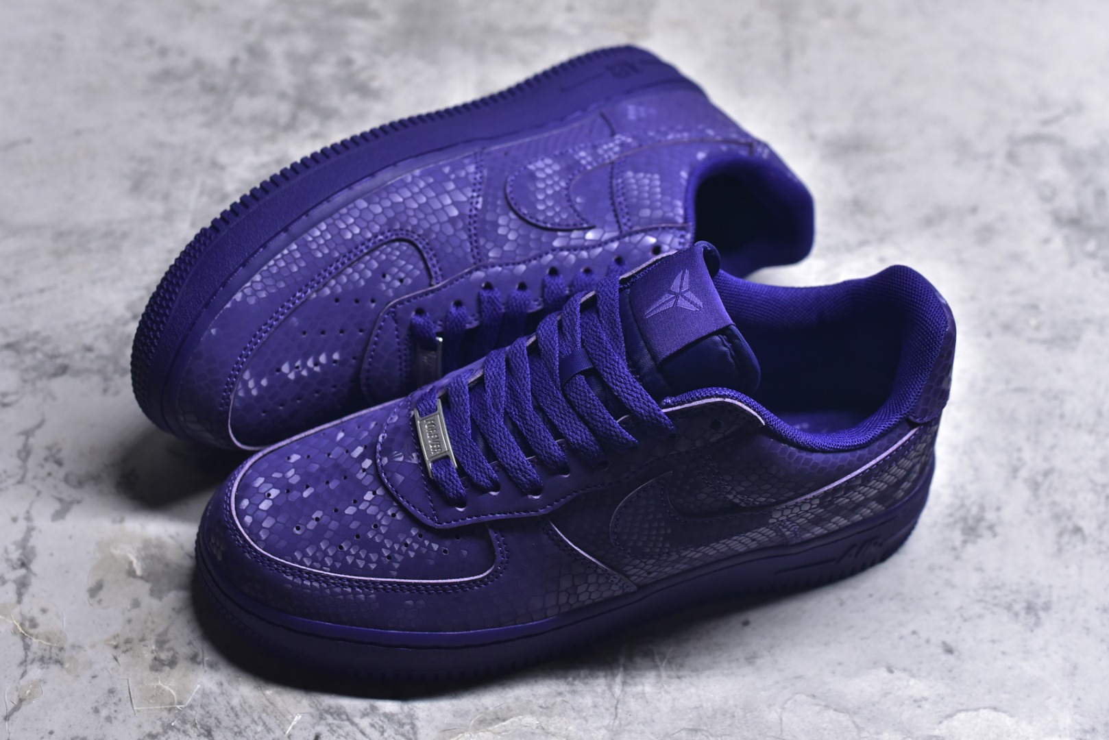图片[7]-#NK Air Force 1 Low Kobe 空军一号时尚舒适防滑耐磨低帮板鞋 科比紫色 IB0018-500 独家私模大底 头层原厂皮料 原盒原配 不规则波浪大底咬花 全鞋电脑针车 工整有序 视觉效果满分 原厂拉帮手法 标准四线 密度针距针孔大小控制到位 原装反口里网布海绵 正确卡色网眼大小 新版鞋撑改用纸团代替 原厂港宝加持完美还原灵魂版型 原盒原配从里到外百分百还原 原厂全头层原厂皮料 原标原盒 内置Sole气垫 中底白色背胶 中底划线 已经无限的接近公司 原厂楦头 原厂刺绣 后跟弧度修正 尺码：40 40.5 41 42 42.5 43 44 44.5 45 46 47.5 48.5-选品中心