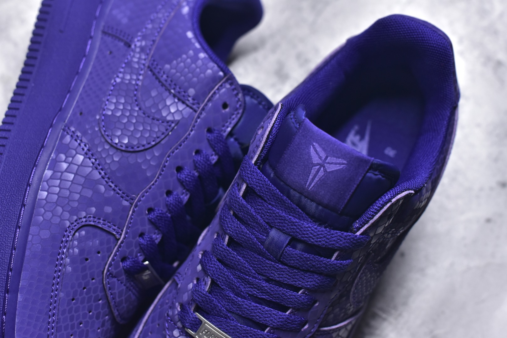 图片[9]-#NK Air Force 1 Low Kobe 空军一号时尚舒适防滑耐磨低帮板鞋 科比紫色 IB0018-500 独家私模大底 头层原厂皮料 原盒原配 不规则波浪大底咬花 全鞋电脑针车 工整有序 视觉效果满分 原厂拉帮手法 标准四线 密度针距针孔大小控制到位 原装反口里网布海绵 正确卡色网眼大小 新版鞋撑改用纸团代替 原厂港宝加持完美还原灵魂版型 原盒原配从里到外百分百还原 原厂全头层原厂皮料 原标原盒 内置Sole气垫 中底白色背胶 中底划线 已经无限的接近公司 原厂楦头 原厂刺绣 后跟弧度修正 尺码：40 40.5 41 42 42.5 43 44 44.5 45 46 47.5 48.5-选品中心