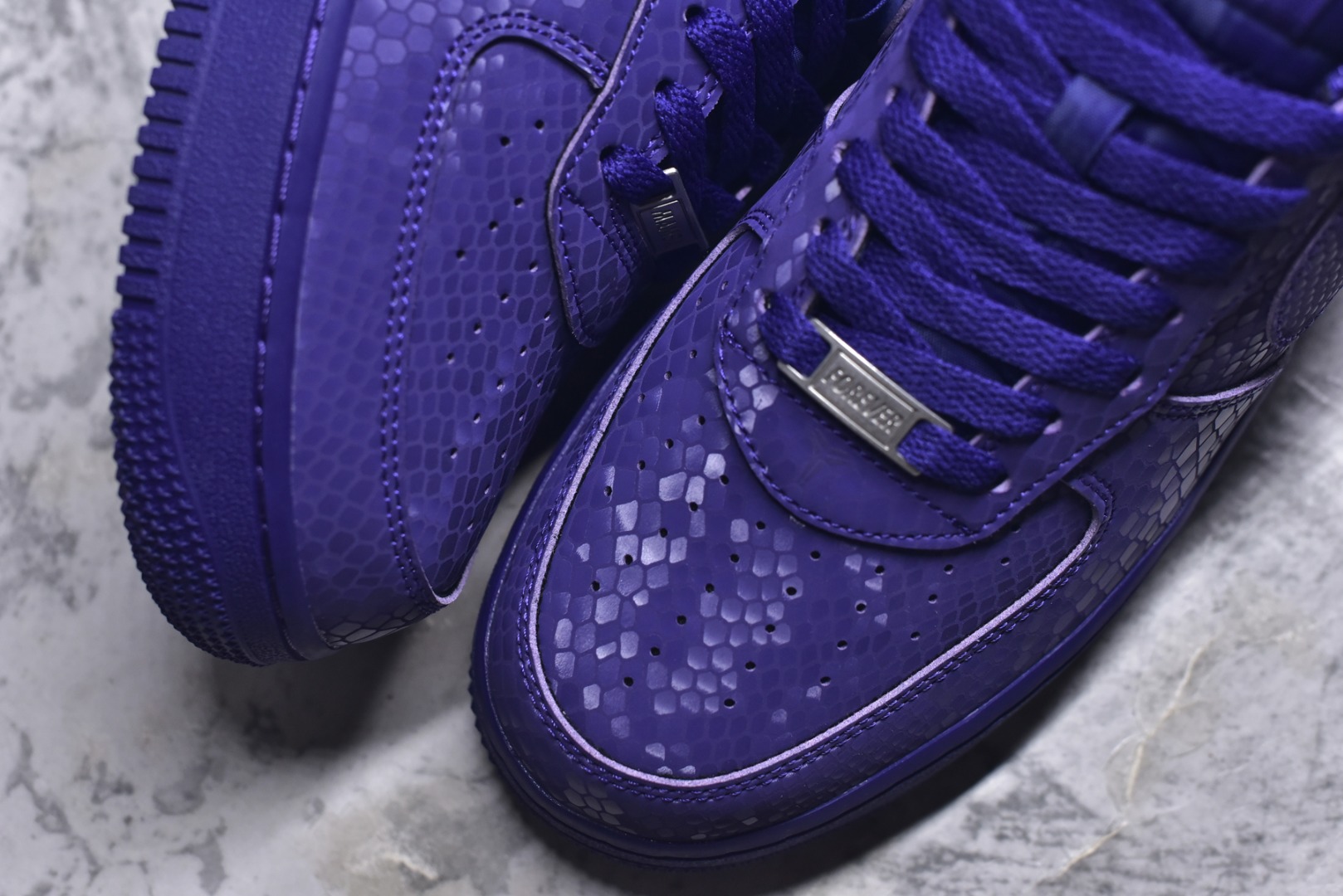 图片[8]-#NK Air Force 1 Low Kobe 空军一号时尚舒适防滑耐磨低帮板鞋 科比紫色 IB0018-500 独家私模大底 头层原厂皮料 原盒原配 不规则波浪大底咬花 全鞋电脑针车 工整有序 视觉效果满分 原厂拉帮手法 标准四线 密度针距针孔大小控制到位 原装反口里网布海绵 正确卡色网眼大小 新版鞋撑改用纸团代替 原厂港宝加持完美还原灵魂版型 原盒原配从里到外百分百还原 原厂全头层原厂皮料 原标原盒 内置Sole气垫 中底白色背胶 中底划线 已经无限的接近公司 原厂楦头 原厂刺绣 后跟弧度修正 尺码：40 40.5 41 42 42.5 43 44 44.5 45 46 47.5 48.5-选品中心