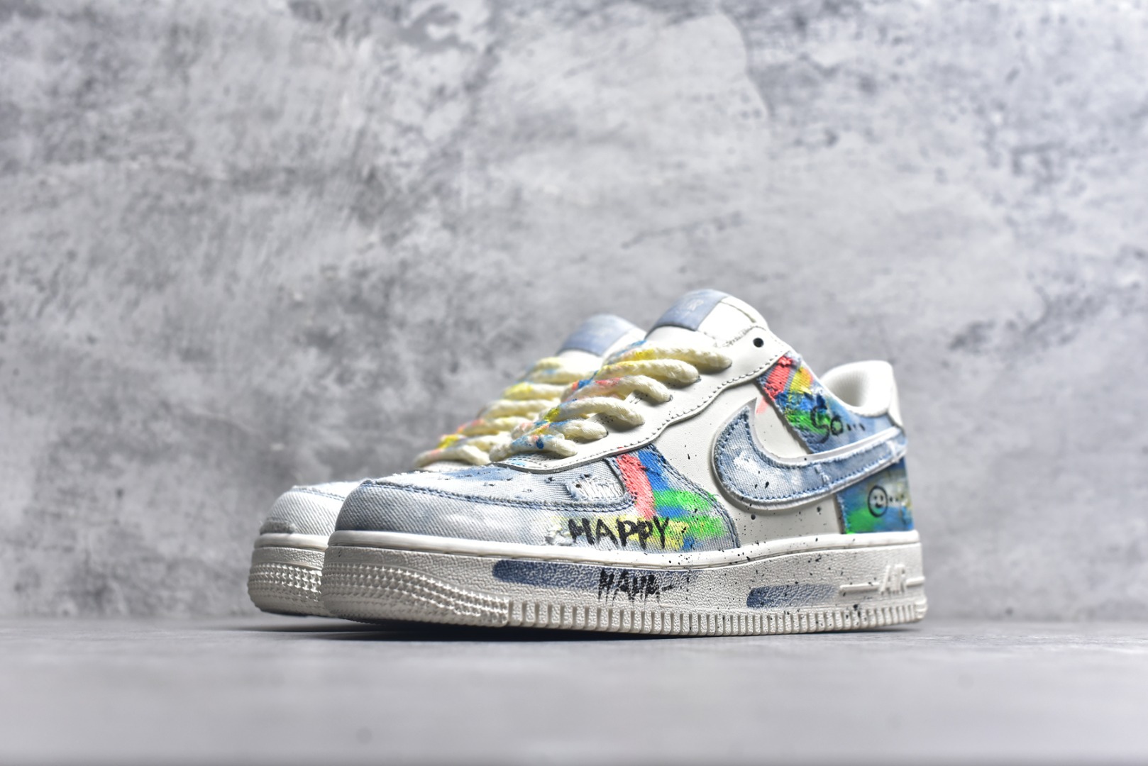 图片[2]-#Nike Air Force 1\’07 Low \”Fantasy Cowboy\” 手绘涂鸦 狂想牛仔 空军一号低帮休闲板鞋 CW1888-116 #以米白基底碰撞水洗牛仔面料，破洞与毛边的细节为复古质感注入随性基因。彩色泼墨、“HAPPY”“So……”的手写涂鸦，像是创作者在鞋面上的情绪速写，将快乐与戏谑的灵魂具象化；带彩点的鞋带、鞋侧标志性Swoosh的牛仔拼接，每一处设计都在打破常规，把街头艺术的野性与牛仔的复古肌理揉成独特的潮流语言 尺码：36 36.5 37.5 38 38.5 39 40 40.5 41 42 42.5 43 44 44.5 45 9.D4-选品中心