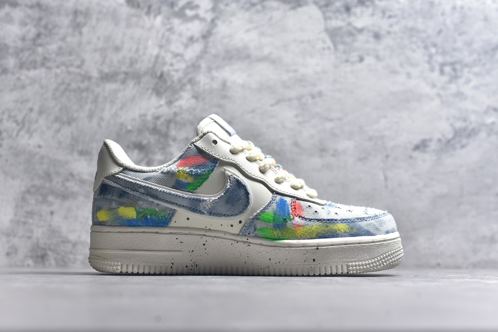 图片[3]-#Nike Air Force 1\’07 Low \”Fantasy Cowboy\” 手绘涂鸦 狂想牛仔 空军一号低帮休闲板鞋 CW1888-116 #以米白基底碰撞水洗牛仔面料，破洞与毛边的细节为复古质感注入随性基因。彩色泼墨、“HAPPY”“So……”的手写涂鸦，像是创作者在鞋面上的情绪速写，将快乐与戏谑的灵魂具象化；带彩点的鞋带、鞋侧标志性Swoosh的牛仔拼接，每一处设计都在打破常规，把街头艺术的野性与牛仔的复古肌理揉成独特的潮流语言 尺码：36 36.5 37.5 38 38.5 39 40 40.5 41 42 42.5 43 44 44.5 45 9.D4-选品中心