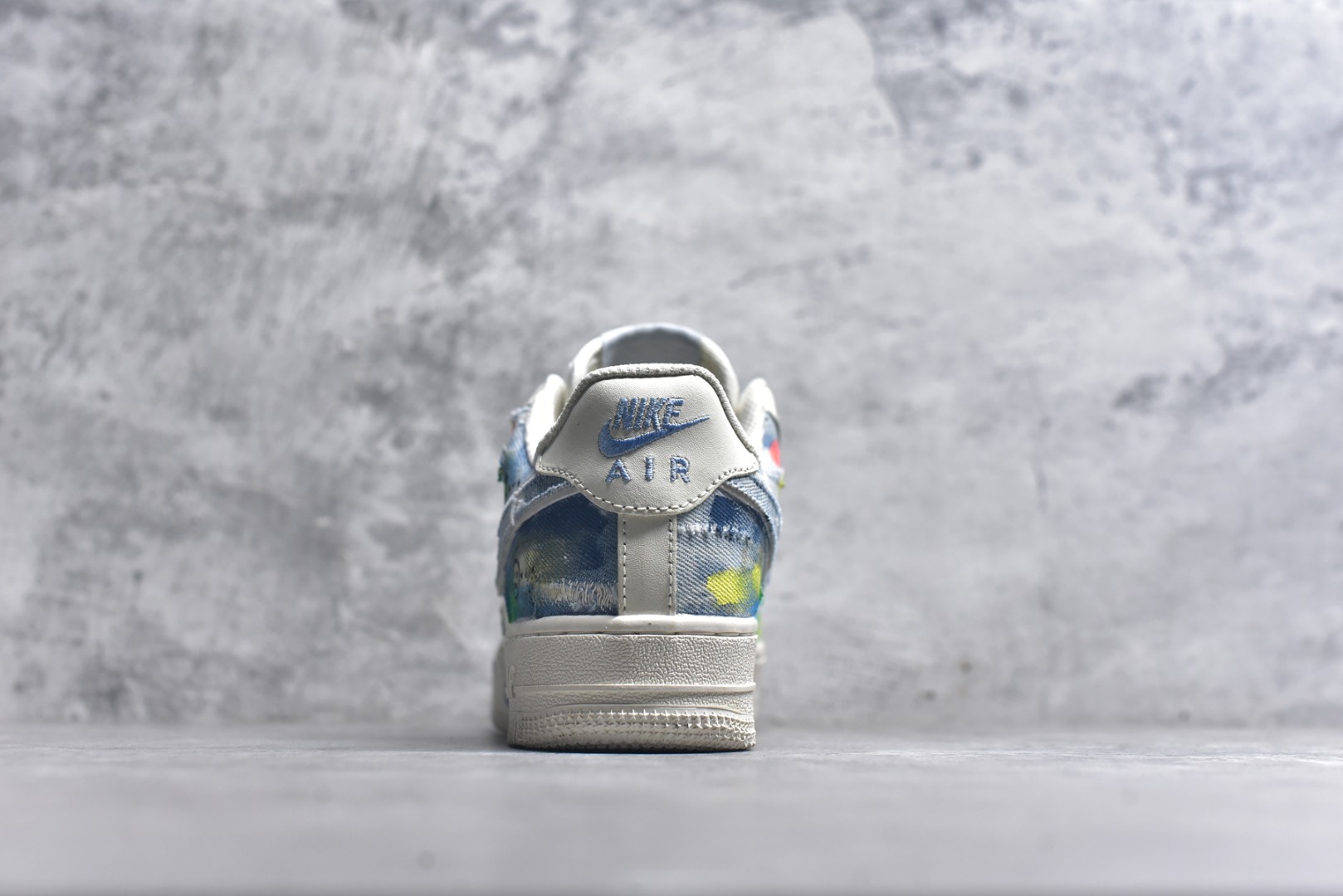 图片[5]-#Nike Air Force 1\’07 Low \”Fantasy Cowboy\” 手绘涂鸦 狂想牛仔 空军一号低帮休闲板鞋 CW1888-116 #以米白基底碰撞水洗牛仔面料，破洞与毛边的细节为复古质感注入随性基因。彩色泼墨、“HAPPY”“So……”的手写涂鸦，像是创作者在鞋面上的情绪速写，将快乐与戏谑的灵魂具象化；带彩点的鞋带、鞋侧标志性Swoosh的牛仔拼接，每一处设计都在打破常规，把街头艺术的野性与牛仔的复古肌理揉成独特的潮流语言 尺码：36 36.5 37.5 38 38.5 39 40 40.5 41 42 42.5 43 44 44.5 45 9.D4-选品中心