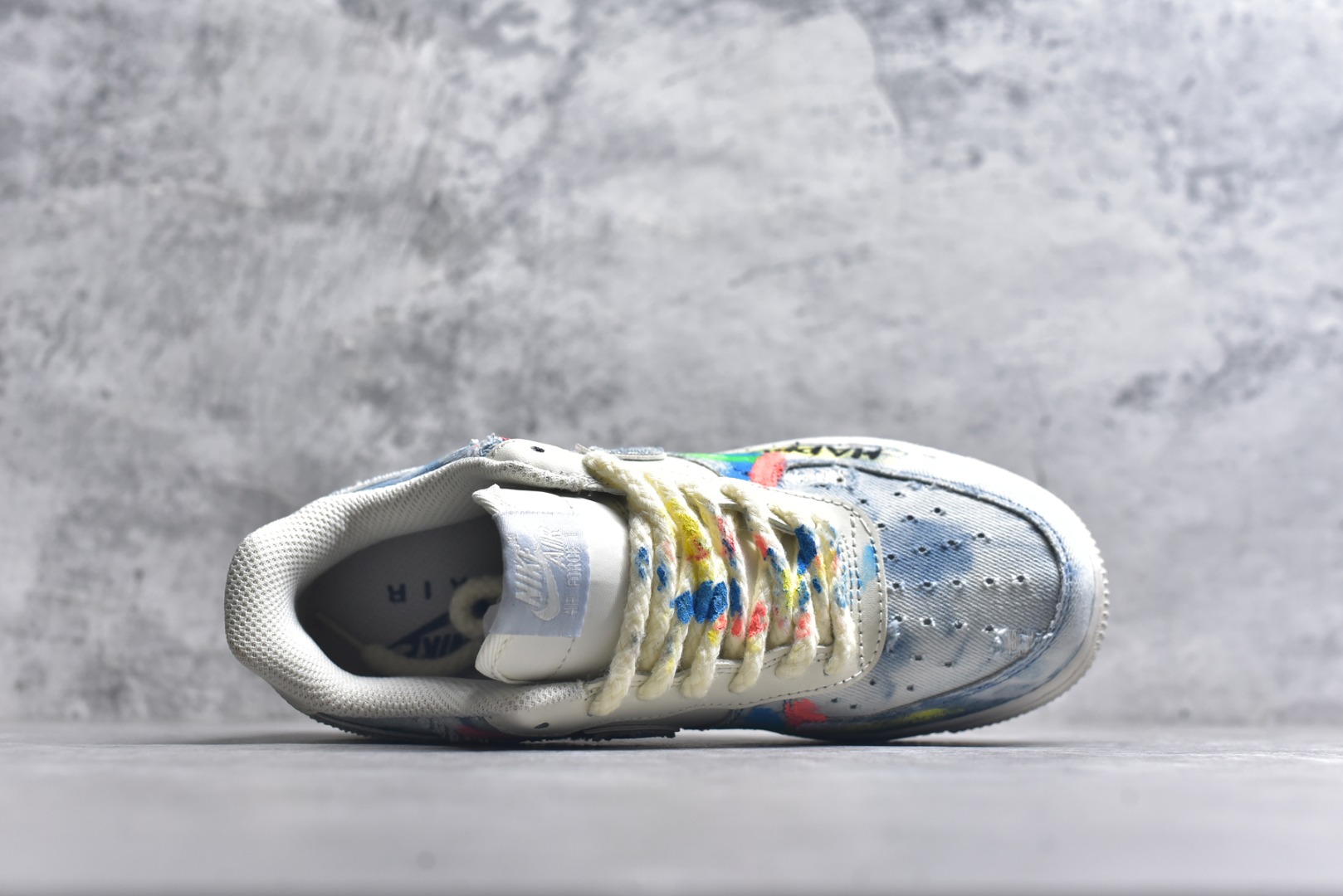 图片[4]-#Nike Air Force 1\’07 Low \”Fantasy Cowboy\” 手绘涂鸦 狂想牛仔 空军一号低帮休闲板鞋 CW1888-116 #以米白基底碰撞水洗牛仔面料，破洞与毛边的细节为复古质感注入随性基因。彩色泼墨、“HAPPY”“So……”的手写涂鸦，像是创作者在鞋面上的情绪速写，将快乐与戏谑的灵魂具象化；带彩点的鞋带、鞋侧标志性Swoosh的牛仔拼接，每一处设计都在打破常规，把街头艺术的野性与牛仔的复古肌理揉成独特的潮流语言 尺码：36 36.5 37.5 38 38.5 39 40 40.5 41 42 42.5 43 44 44.5 45 9.D4-选品中心