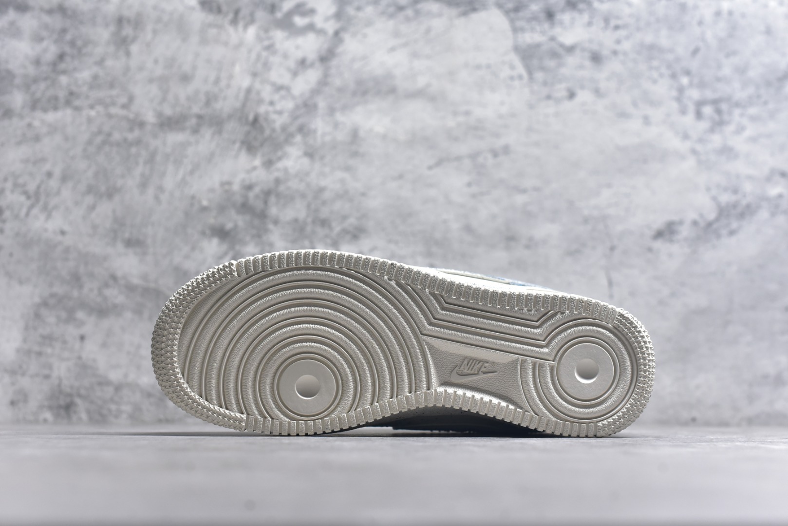 图片[6]-#Nike Air Force 1\’07 Low \”Fantasy Cowboy\” 手绘涂鸦 狂想牛仔 空军一号低帮休闲板鞋 CW1888-116 #以米白基底碰撞水洗牛仔面料，破洞与毛边的细节为复古质感注入随性基因。彩色泼墨、“HAPPY”“So……”的手写涂鸦，像是创作者在鞋面上的情绪速写，将快乐与戏谑的灵魂具象化；带彩点的鞋带、鞋侧标志性Swoosh的牛仔拼接，每一处设计都在打破常规，把街头艺术的野性与牛仔的复古肌理揉成独特的潮流语言 尺码：36 36.5 37.5 38 38.5 39 40 40.5 41 42 42.5 43 44 44.5 45 9.D4-选品中心