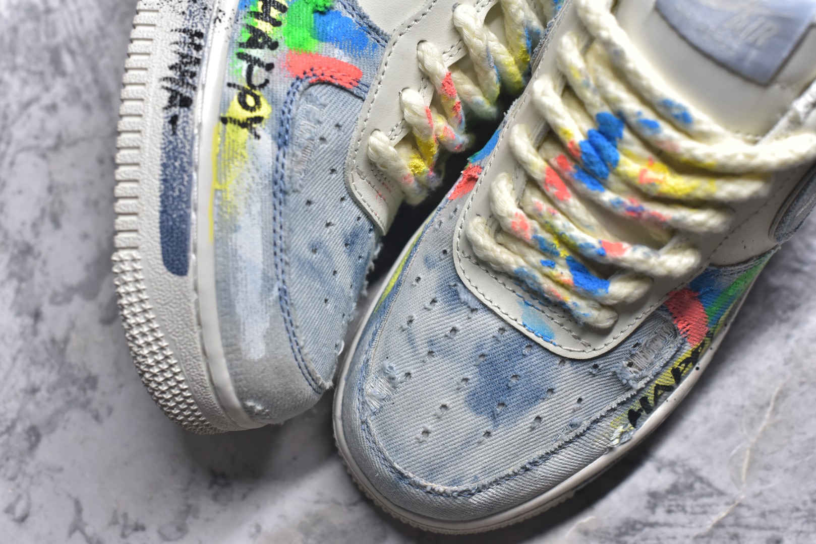 图片[8]-#Nike Air Force 1\’07 Low \”Fantasy Cowboy\” 手绘涂鸦 狂想牛仔 空军一号低帮休闲板鞋 CW1888-116 #以米白基底碰撞水洗牛仔面料，破洞与毛边的细节为复古质感注入随性基因。彩色泼墨、“HAPPY”“So……”的手写涂鸦，像是创作者在鞋面上的情绪速写，将快乐与戏谑的灵魂具象化；带彩点的鞋带、鞋侧标志性Swoosh的牛仔拼接，每一处设计都在打破常规，把街头艺术的野性与牛仔的复古肌理揉成独特的潮流语言 尺码：36 36.5 37.5 38 38.5 39 40 40.5 41 42 42.5 43 44 44.5 45 9.D4-选品中心