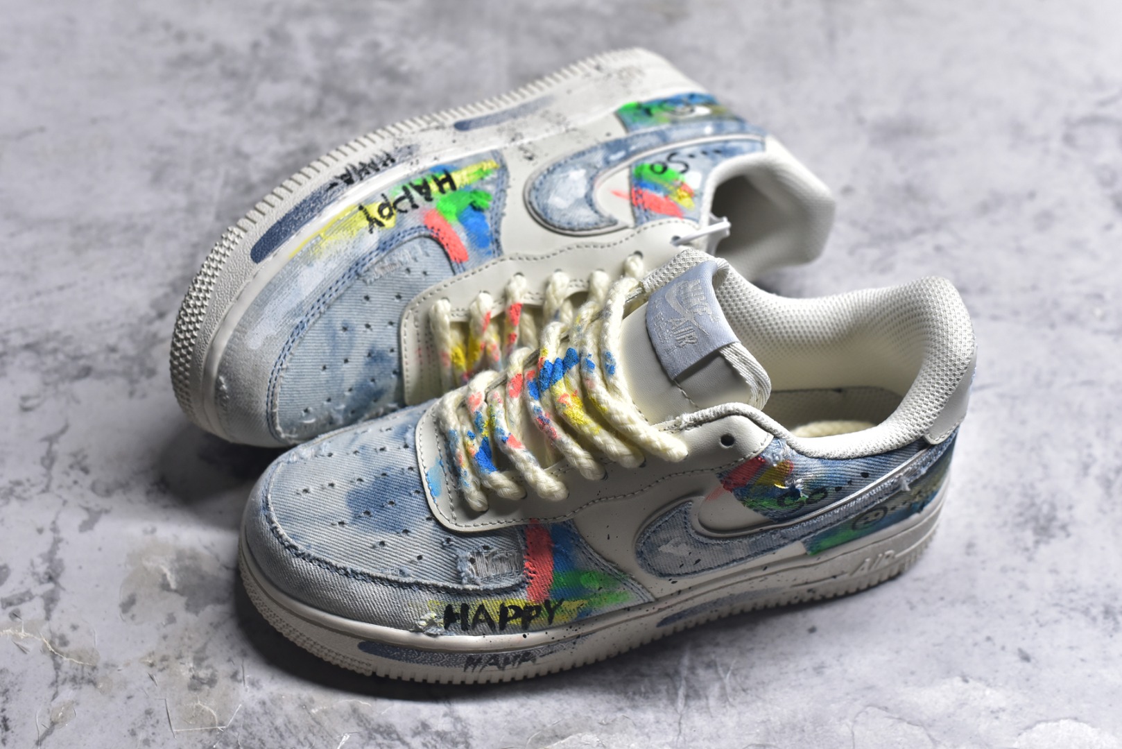 图片[7]-#Nike Air Force 1\’07 Low \”Fantasy Cowboy\” 手绘涂鸦 狂想牛仔 空军一号低帮休闲板鞋 CW1888-116 #以米白基底碰撞水洗牛仔面料，破洞与毛边的细节为复古质感注入随性基因。彩色泼墨、“HAPPY”“So……”的手写涂鸦，像是创作者在鞋面上的情绪速写，将快乐与戏谑的灵魂具象化；带彩点的鞋带、鞋侧标志性Swoosh的牛仔拼接，每一处设计都在打破常规，把街头艺术的野性与牛仔的复古肌理揉成独特的潮流语言 尺码：36 36.5 37.5 38 38.5 39 40 40.5 41 42 42.5 43 44 44.5 45 9.D4-选品中心