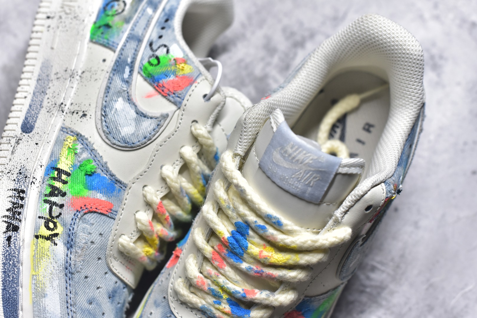 图片[9]-#Nike Air Force 1\’07 Low \”Fantasy Cowboy\” 手绘涂鸦 狂想牛仔 空军一号低帮休闲板鞋 CW1888-116 #以米白基底碰撞水洗牛仔面料，破洞与毛边的细节为复古质感注入随性基因。彩色泼墨、“HAPPY”“So……”的手写涂鸦，像是创作者在鞋面上的情绪速写，将快乐与戏谑的灵魂具象化；带彩点的鞋带、鞋侧标志性Swoosh的牛仔拼接，每一处设计都在打破常规，把街头艺术的野性与牛仔的复古肌理揉成独特的潮流语言 尺码：36 36.5 37.5 38 38.5 39 40 40.5 41 42 42.5 43 44 44.5 45 9.D4-选品中心