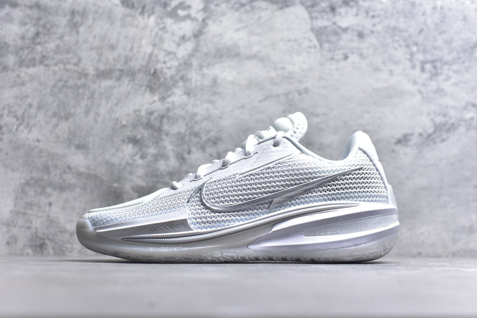 #NK ZOOM GT CUT 1 低帮实战篮球鞋 CZ0176-102 历时三月调试 完美版型独家呈现 独家革新四层加厚复合鞋面 鞋面强度及支撑性能秒杀市场尝鲜纯原 独家内置高韧性TPU抗扭片 尝鲜纯原无抗扭片 原厂ZOOM 配套工艺气垫 澎湃脚感上脚可鉴 区分市场假气垫 低气压气垫 大底正确拼接式SWOOSH图案 区分市场一体式贴膜 原厂REACT中底发泡模具 前掌纹路极其立体 防滑性能优异 实战出真知 历经多位圈内大神实战测试 尺码：39 40 40.5 41 42 42.5 43 44 44.5 45 46-选品中心