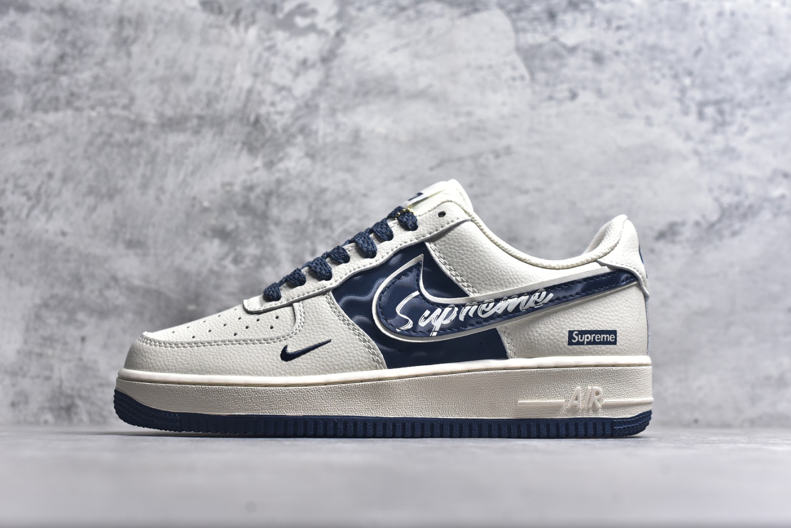 #Nike Air Force 1\'07 Low Supreme联名 波纹米蓝 空军一号低帮休闲板鞋 XY2025-001 #原楦头原纸板 原装鞋盒 定制五金配件 内置全掌气垫 原厂鞋底 尺码：36 36.5 37.5 38 38.5 39 40 40.5 41 42 42.5 43 44 44.5 45 9.D4-选品中心