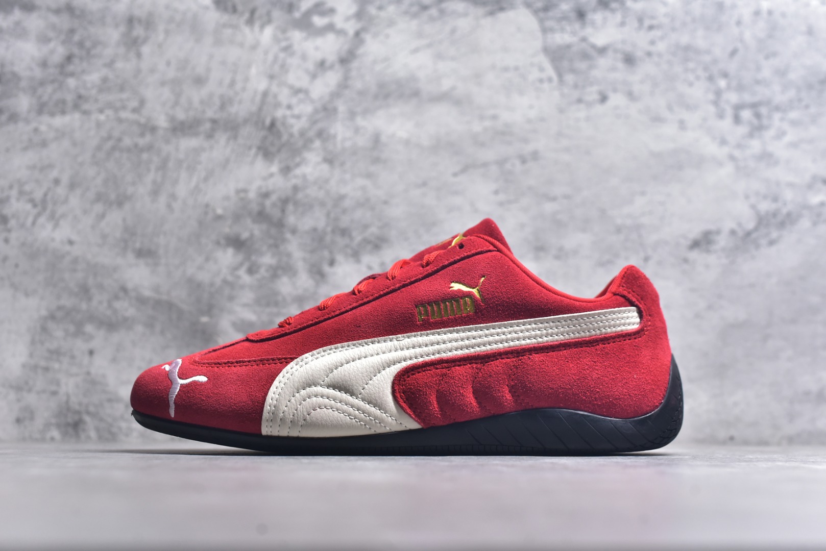 #Puma Speedcet OG 彪马低帮复古运动休闲赛车跑鞋 以趣味十足又前卫复古的设计引领潮流，将赛道精神融入街头时尚，开启前卫竞速之旅。融入经典配色，主打前卫复古风。鞋款的鞋侧以复古的流线造型，缀以经典Logo，巧妙吸睛；麂皮+网眼融合舒适鞋面，赋予了独特的个性美学，演绎赛车的无尽能量。 货号：406329-02 尺码：35-45-选品中心