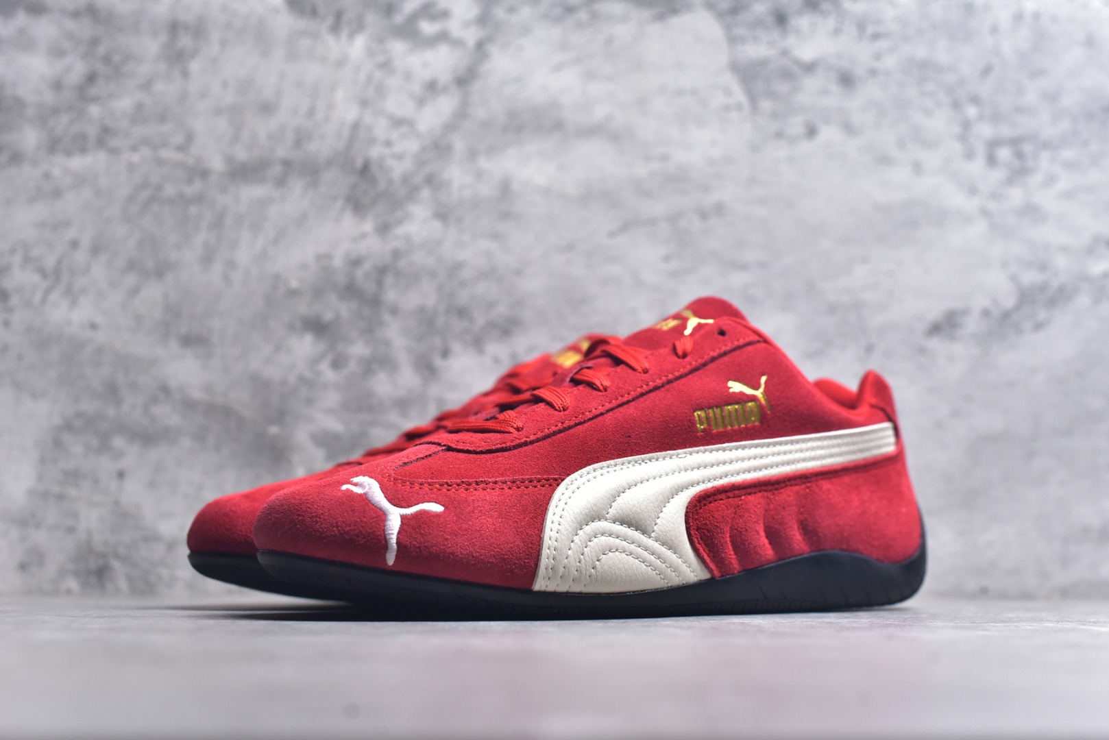 图片[2]-#Puma Speedcet OG 彪马低帮复古运动休闲赛车跑鞋 以趣味十足又前卫复古的设计引领潮流，将赛道精神融入街头时尚，开启前卫竞速之旅。融入经典配色，主打前卫复古风。鞋款的鞋侧以复古的流线造型，缀以经典Logo，巧妙吸睛；麂皮+网眼融合舒适鞋面，赋予了独特的个性美学，演绎赛车的无尽能量。 货号：406329-02 尺码：35-45-选品中心