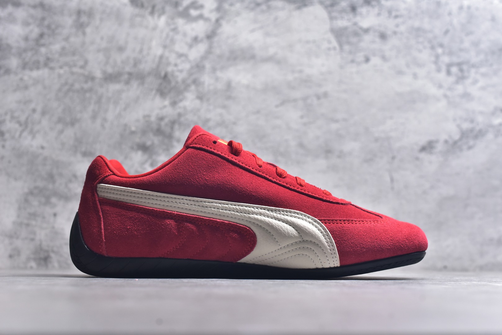 图片[3]-#Puma Speedcet OG 彪马低帮复古运动休闲赛车跑鞋 以趣味十足又前卫复古的设计引领潮流，将赛道精神融入街头时尚，开启前卫竞速之旅。融入经典配色，主打前卫复古风。鞋款的鞋侧以复古的流线造型，缀以经典Logo，巧妙吸睛；麂皮+网眼融合舒适鞋面，赋予了独特的个性美学，演绎赛车的无尽能量。 货号：406329-02 尺码：35-45-选品中心