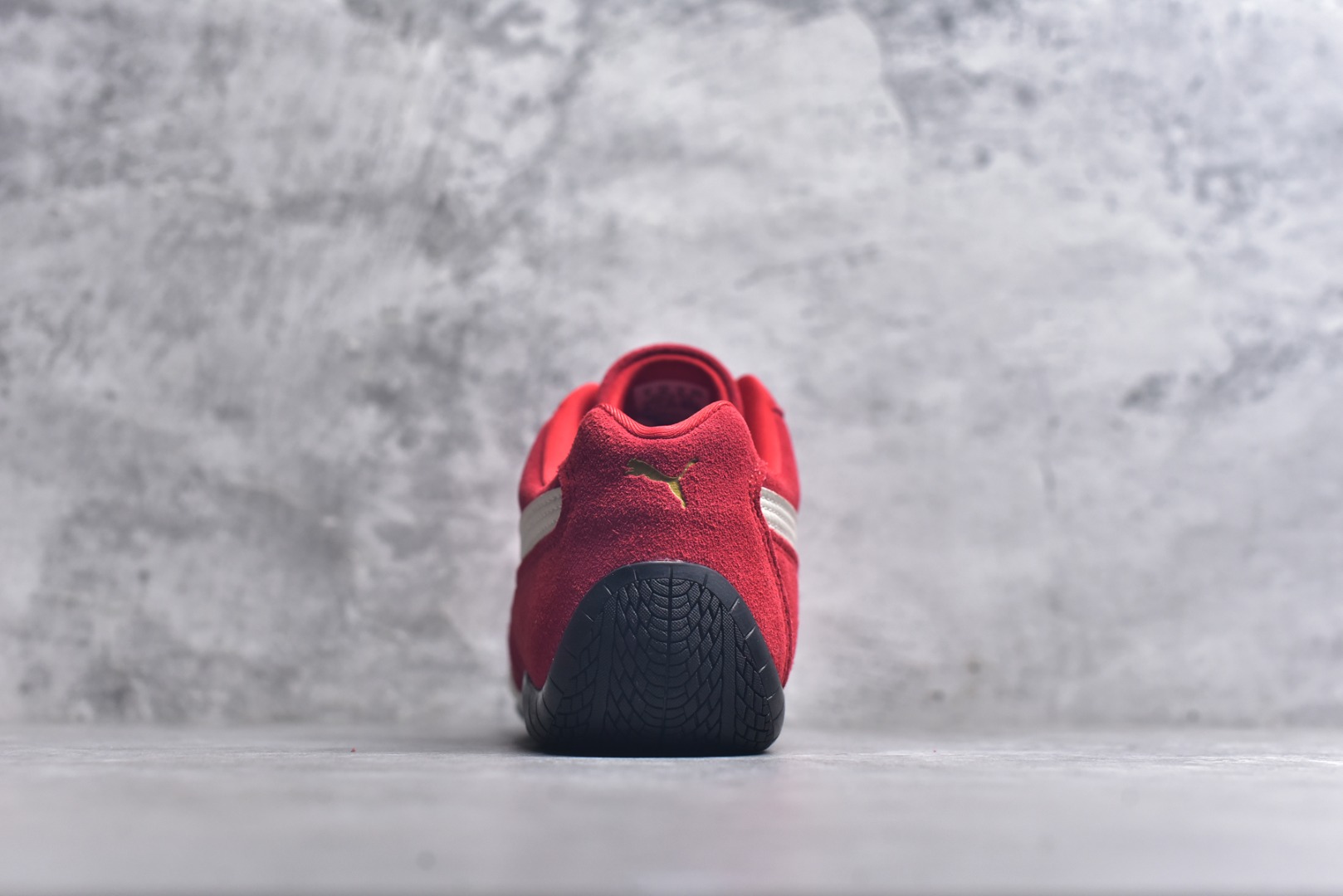 图片[5]-#Puma Speedcet OG 彪马低帮复古运动休闲赛车跑鞋 以趣味十足又前卫复古的设计引领潮流，将赛道精神融入街头时尚，开启前卫竞速之旅。融入经典配色，主打前卫复古风。鞋款的鞋侧以复古的流线造型，缀以经典Logo，巧妙吸睛；麂皮+网眼融合舒适鞋面，赋予了独特的个性美学，演绎赛车的无尽能量。 货号：406329-02 尺码：35-45-选品中心