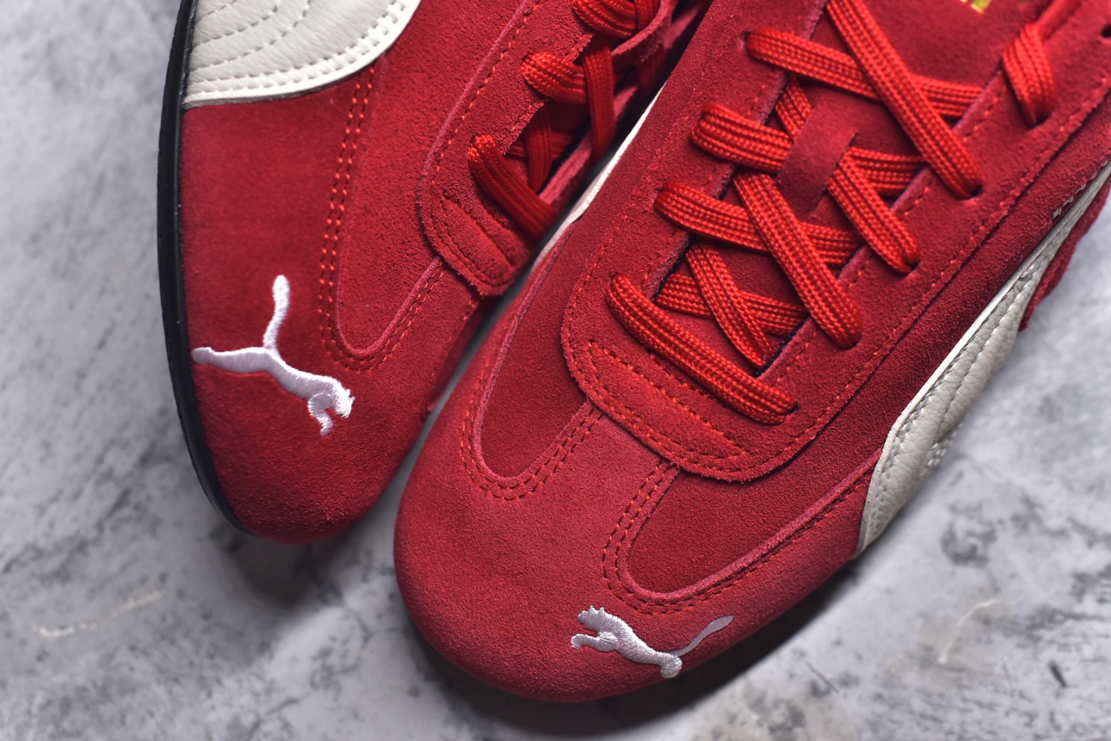 图片[8]-#Puma Speedcet OG 彪马低帮复古运动休闲赛车跑鞋 以趣味十足又前卫复古的设计引领潮流，将赛道精神融入街头时尚，开启前卫竞速之旅。融入经典配色，主打前卫复古风。鞋款的鞋侧以复古的流线造型，缀以经典Logo，巧妙吸睛；麂皮+网眼融合舒适鞋面，赋予了独特的个性美学，演绎赛车的无尽能量。 货号：406329-02 尺码：35-45-选品中心