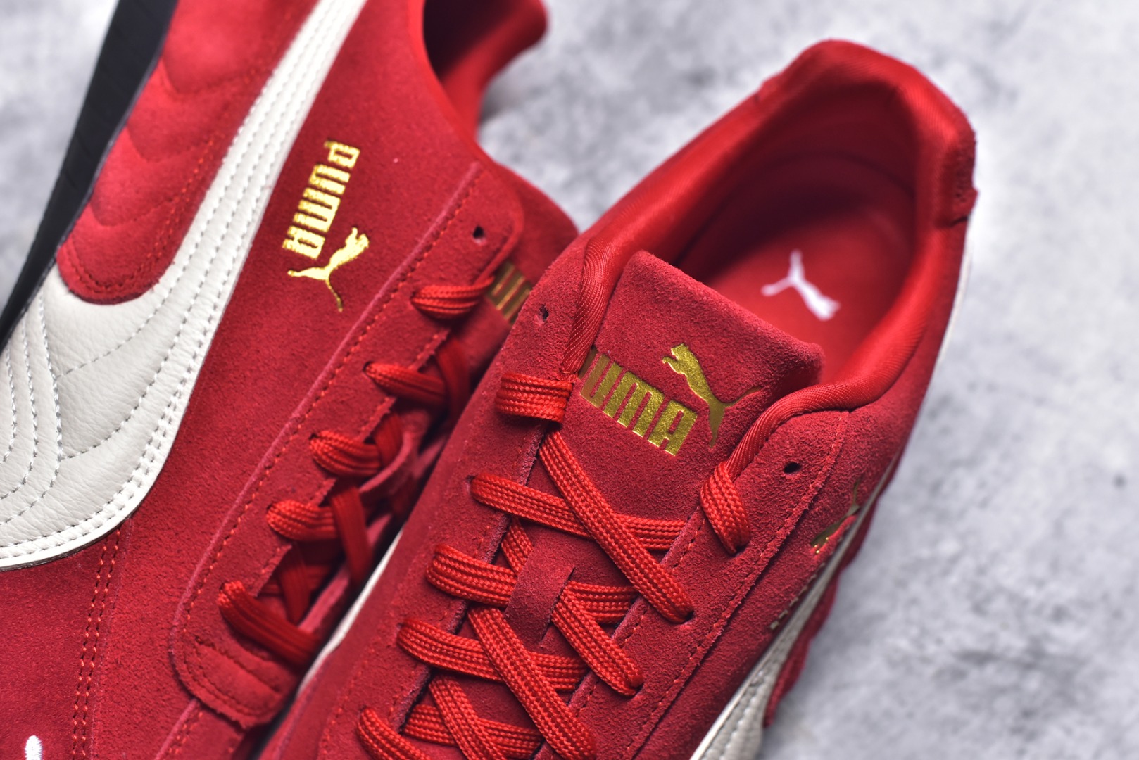 图片[9]-#Puma Speedcet OG 彪马低帮复古运动休闲赛车跑鞋 以趣味十足又前卫复古的设计引领潮流，将赛道精神融入街头时尚，开启前卫竞速之旅。融入经典配色，主打前卫复古风。鞋款的鞋侧以复古的流线造型，缀以经典Logo，巧妙吸睛；麂皮+网眼融合舒适鞋面，赋予了独特的个性美学，演绎赛车的无尽能量。 货号：406329-02 尺码：35-45-选品中心