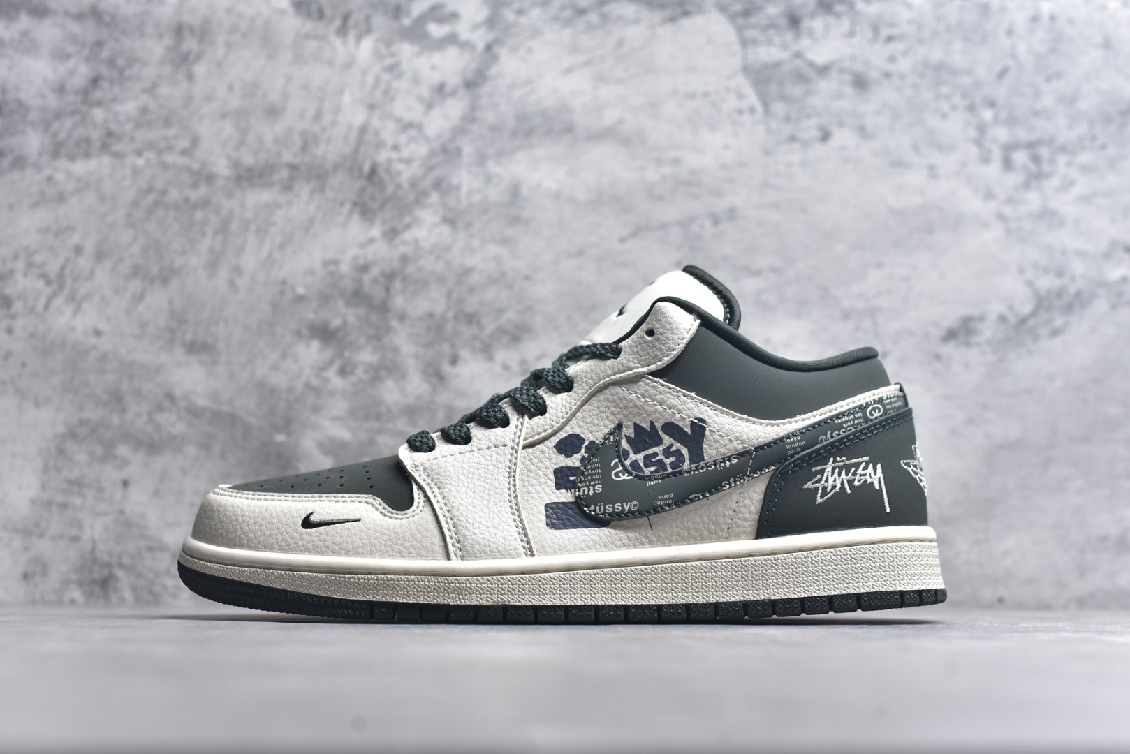 #海外爆款限量发售！高端定制Air Jordan 1 Low AJ1 乔1 “斯图西联名---米白灰绿 斯图西印花”高端定制 低帮复古篮球鞋 #定制鞋盒 大厂纯原品质出货 超高清洁度 皮料切割干净无任何毛边 细节完美 货号：QD1988-002 尺码：36 36.5 37.5 38 38.5 39 40 40.5 41 42 42.5 43 44 44.5 45-选品中心