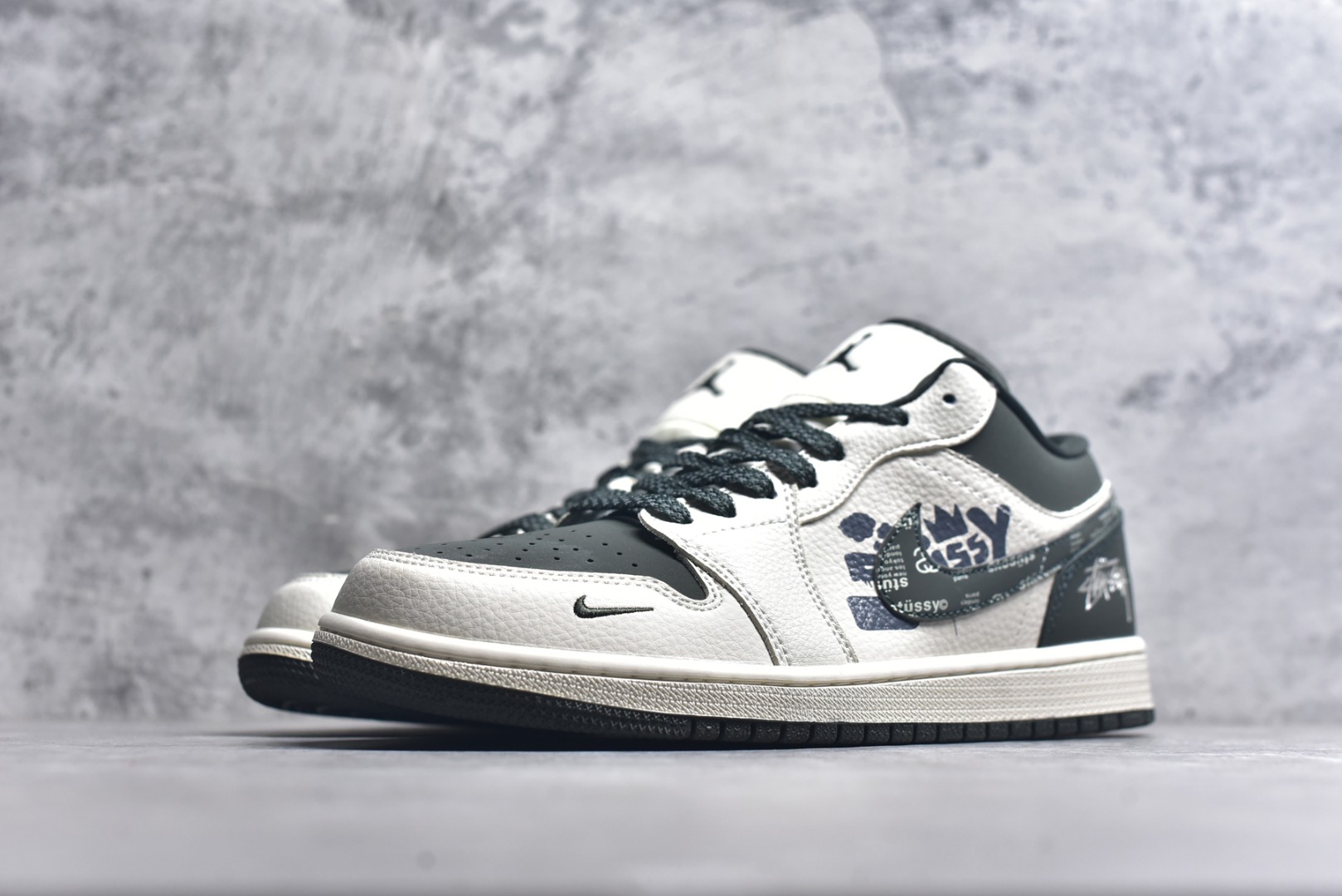 图片[2]-#海外爆款限量发售！高端定制Air Jordan 1 Low AJ1 乔1 “斯图西联名—米白灰绿 斯图西印花”高端定制 低帮复古篮球鞋 #定制鞋盒 大厂纯原品质出货 超高清洁度 皮料切割干净无任何毛边 细节完美 货号：QD1988-002 尺码：36 36.5 37.5 38 38.5 39 40 40.5 41 42 42.5 43 44 44.5 45-选品中心