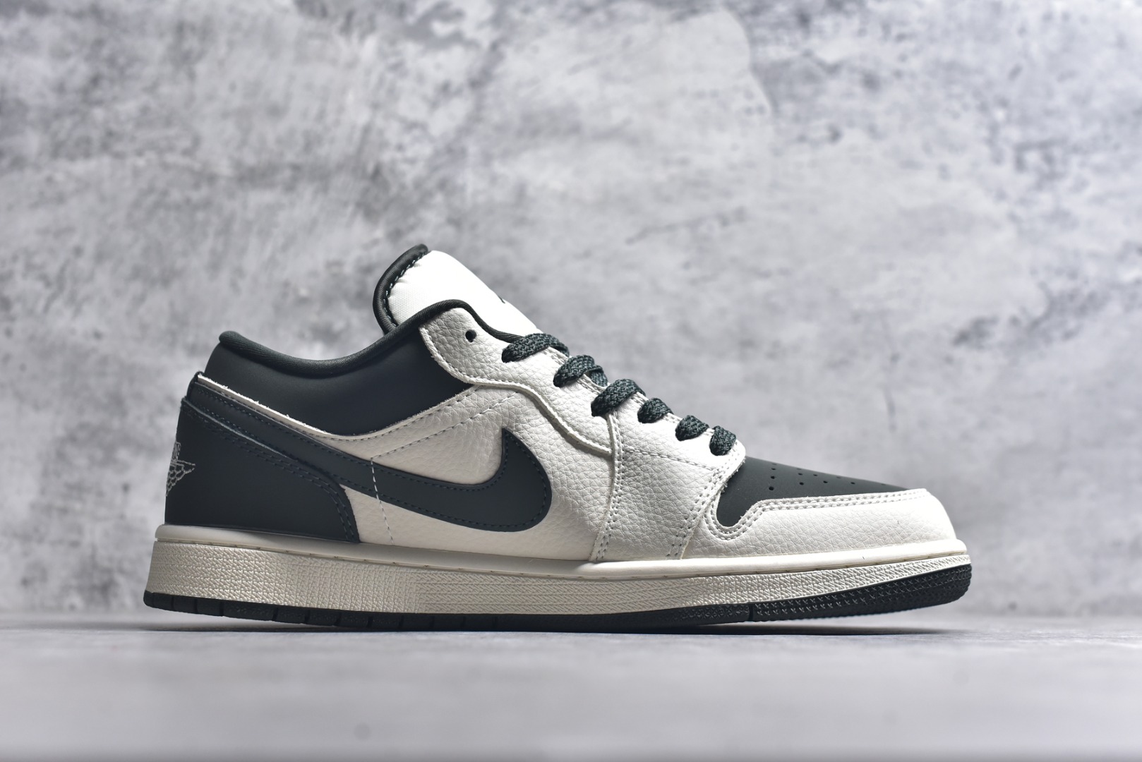 图片[3]-#海外爆款限量发售！高端定制Air Jordan 1 Low AJ1 乔1 “斯图西联名—米白灰绿 斯图西印花”高端定制 低帮复古篮球鞋 #定制鞋盒 大厂纯原品质出货 超高清洁度 皮料切割干净无任何毛边 细节完美 货号：QD1988-002 尺码：36 36.5 37.5 38 38.5 39 40 40.5 41 42 42.5 43 44 44.5 45-选品中心