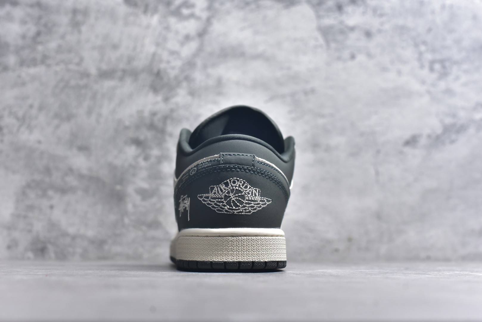 图片[5]-#海外爆款限量发售！高端定制Air Jordan 1 Low AJ1 乔1 “斯图西联名—米白灰绿 斯图西印花”高端定制 低帮复古篮球鞋 #定制鞋盒 大厂纯原品质出货 超高清洁度 皮料切割干净无任何毛边 细节完美 货号：QD1988-002 尺码：36 36.5 37.5 38 38.5 39 40 40.5 41 42 42.5 43 44 44.5 45-选品中心