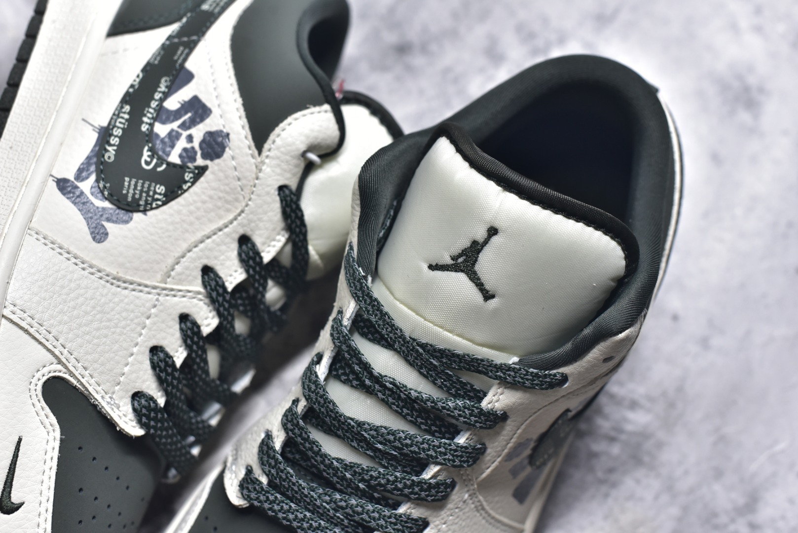 图片[9]-#海外爆款限量发售！高端定制Air Jordan 1 Low AJ1 乔1 “斯图西联名—米白灰绿 斯图西印花”高端定制 低帮复古篮球鞋 #定制鞋盒 大厂纯原品质出货 超高清洁度 皮料切割干净无任何毛边 细节完美 货号：QD1988-002 尺码：36 36.5 37.5 38 38.5 39 40 40.5 41 42 42.5 43 44 44.5 45-选品中心