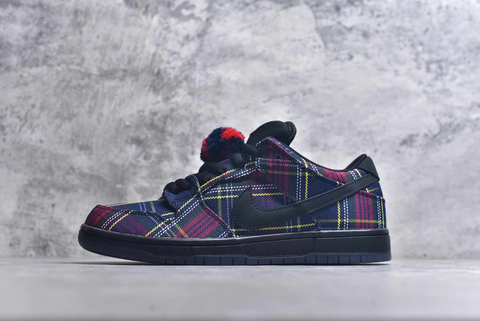 #Nardwuar x NK SB Dunk Low 联名苏格兰纹红蓝 II1493-600 独家原厂航空铝磨具打磨大底 鞋头坡度极致还原 原盒原配 圈内天花板工艺 原厂冲刀 超高清洁度 全鞋零毛边皮料切割 全套原楦原模倾力打造完美版型 采用原厂百宏鞋带以及原厂百宏织唛舌标 内标可供原厂几率过验 原厂中底布黄色点胶 原厂中底布拉帮走线遵循公司️尺码：40-47-选品中心