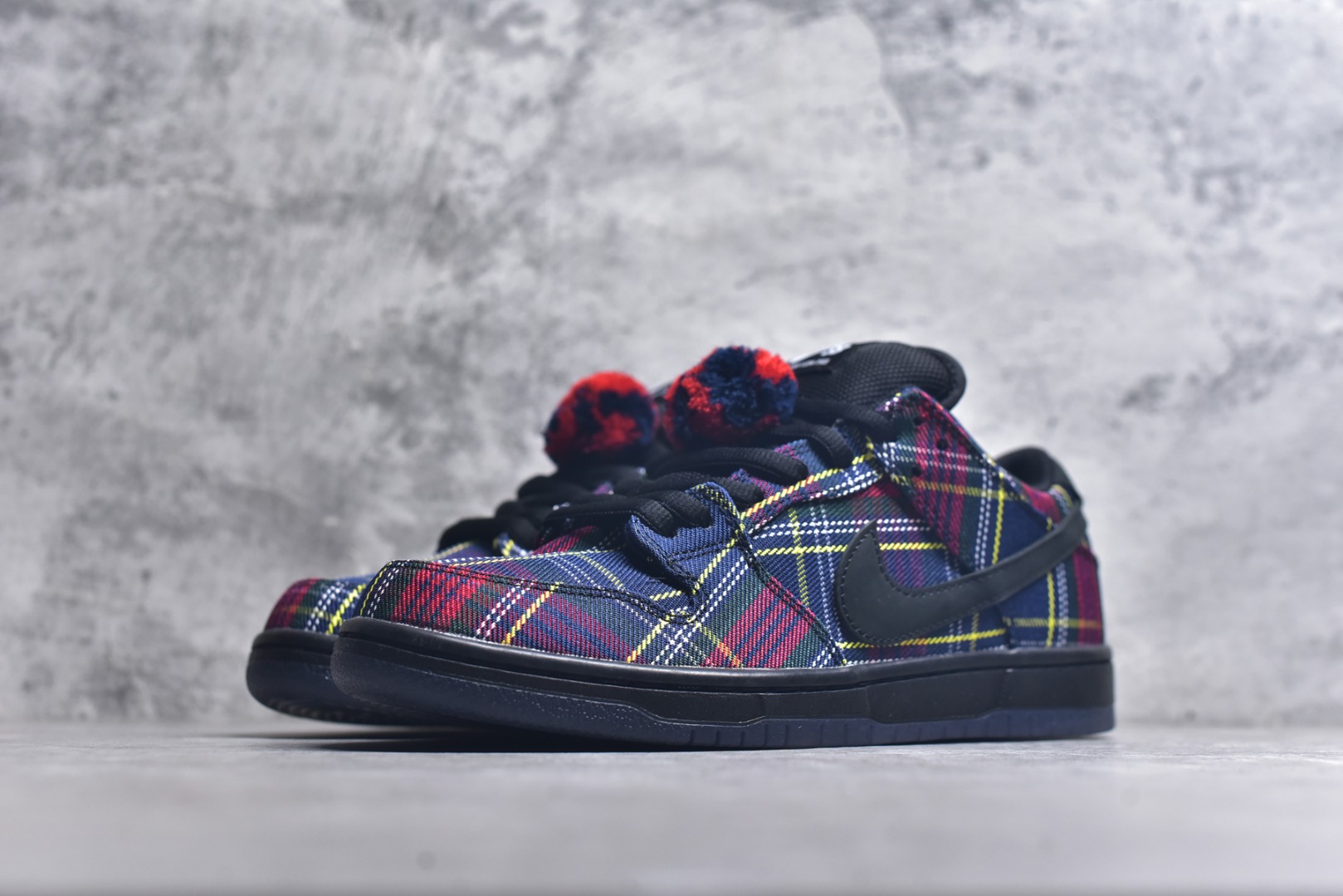 图片[2]-#Nardwuar x NK SB Dunk Low 联名苏格兰纹红蓝 II1493-600 独家原厂航空铝磨具打磨大底 鞋头坡度极致还原 原盒原配 圈内天花板工艺 原厂冲刀 超高清洁度 全鞋零毛边皮料切割 全套原楦原模倾力打造完美版型 采用原厂百宏鞋带以及原厂百宏织唛舌标 内标可供原厂几率过验 原厂中底布黄色点胶 原厂中底布拉帮走线遵循公司️尺码：40-47-选品中心