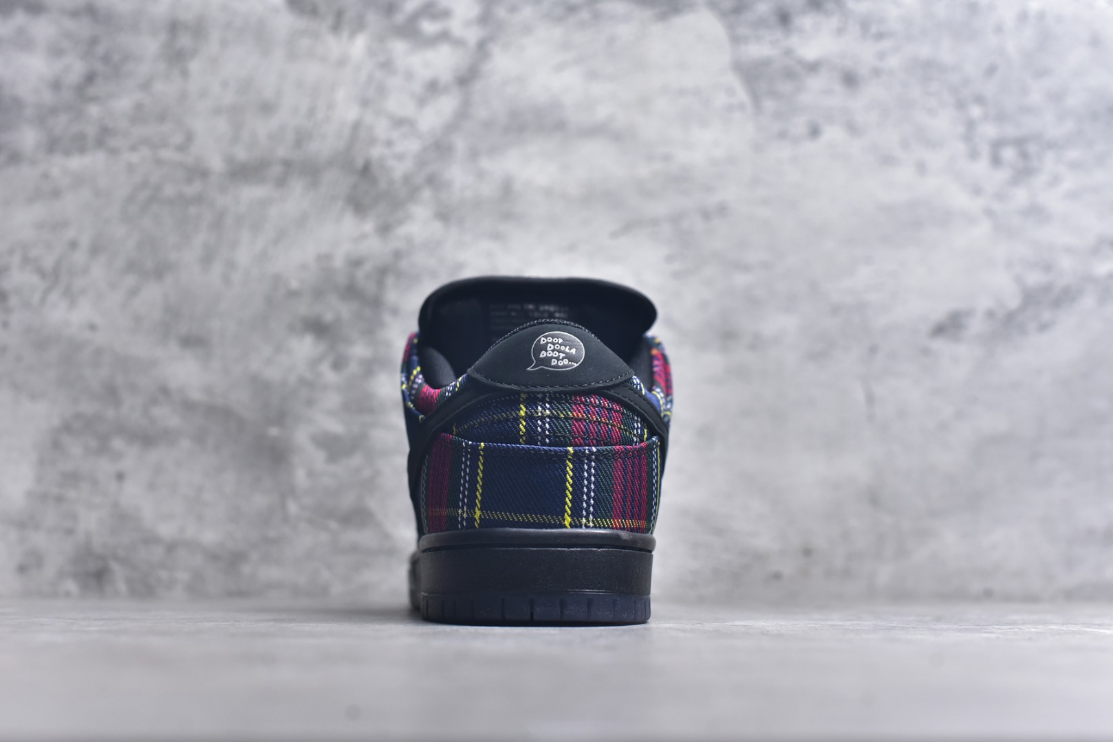 图片[5]-#Nardwuar x NK SB Dunk Low 联名苏格兰纹红蓝 II1493-600 独家原厂航空铝磨具打磨大底 鞋头坡度极致还原 原盒原配 圈内天花板工艺 原厂冲刀 超高清洁度 全鞋零毛边皮料切割 全套原楦原模倾力打造完美版型 采用原厂百宏鞋带以及原厂百宏织唛舌标 内标可供原厂几率过验 原厂中底布黄色点胶 原厂中底布拉帮走线遵循公司️尺码：40-47-选品中心