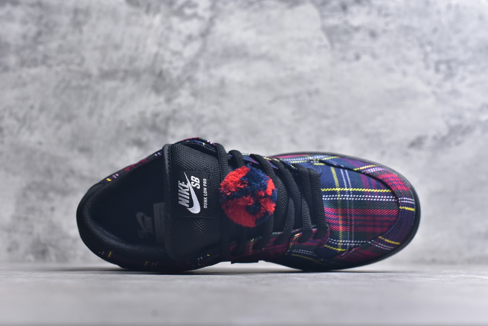 图片[4]-#Nardwuar x NK SB Dunk Low 联名苏格兰纹红蓝 II1493-600 独家原厂航空铝磨具打磨大底 鞋头坡度极致还原 原盒原配 圈内天花板工艺 原厂冲刀 超高清洁度 全鞋零毛边皮料切割 全套原楦原模倾力打造完美版型 采用原厂百宏鞋带以及原厂百宏织唛舌标 内标可供原厂几率过验 原厂中底布黄色点胶 原厂中底布拉帮走线遵循公司️尺码：40-47-选品中心