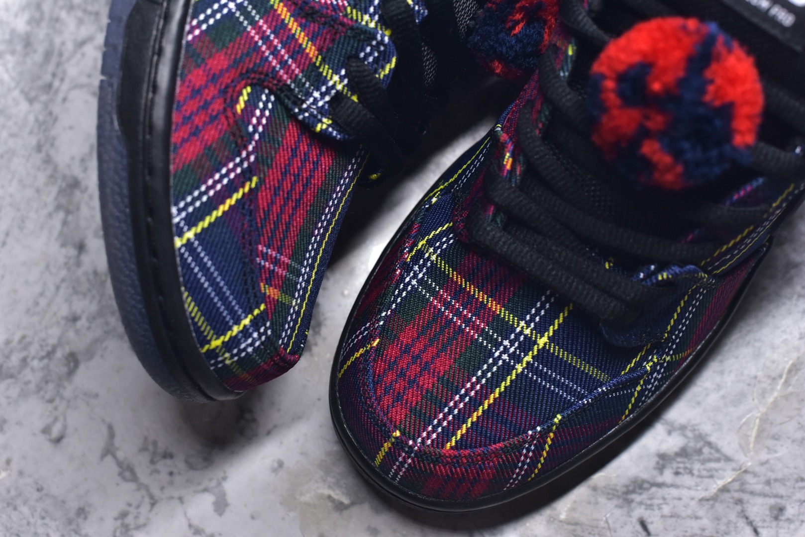 图片[8]-#Nardwuar x NK SB Dunk Low 联名苏格兰纹红蓝 II1493-600 独家原厂航空铝磨具打磨大底 鞋头坡度极致还原 原盒原配 圈内天花板工艺 原厂冲刀 超高清洁度 全鞋零毛边皮料切割 全套原楦原模倾力打造完美版型 采用原厂百宏鞋带以及原厂百宏织唛舌标 内标可供原厂几率过验 原厂中底布黄色点胶 原厂中底布拉帮走线遵循公司️尺码：40-47-选品中心