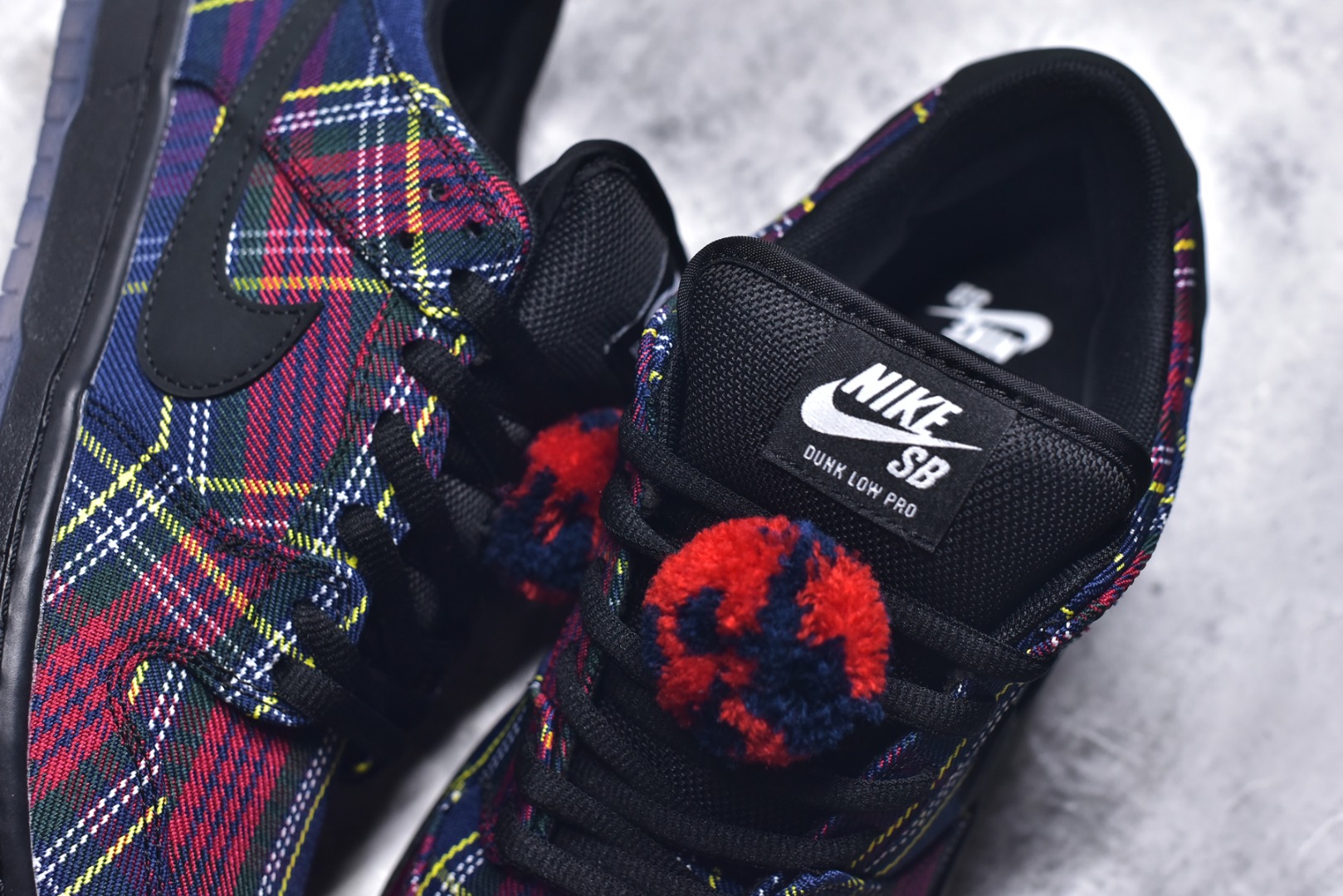 图片[9]-#Nardwuar x NK SB Dunk Low 联名苏格兰纹红蓝 II1493-600 独家原厂航空铝磨具打磨大底 鞋头坡度极致还原 原盒原配 圈内天花板工艺 原厂冲刀 超高清洁度 全鞋零毛边皮料切割 全套原楦原模倾力打造完美版型 采用原厂百宏鞋带以及原厂百宏织唛舌标 内标可供原厂几率过验 原厂中底布黄色点胶 原厂中底布拉帮走线遵循公司️尺码：40-47-选品中心