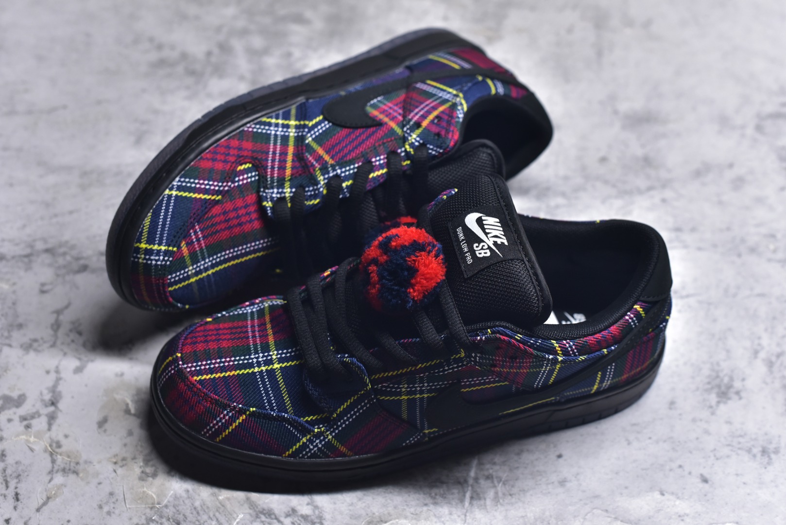 图片[7]-#Nardwuar x NK SB Dunk Low 联名苏格兰纹红蓝 II1493-600 独家原厂航空铝磨具打磨大底 鞋头坡度极致还原 原盒原配 圈内天花板工艺 原厂冲刀 超高清洁度 全鞋零毛边皮料切割 全套原楦原模倾力打造完美版型 采用原厂百宏鞋带以及原厂百宏织唛舌标 内标可供原厂几率过验 原厂中底布黄色点胶 原厂中底布拉帮走线遵循公司️尺码：40-47-选品中心