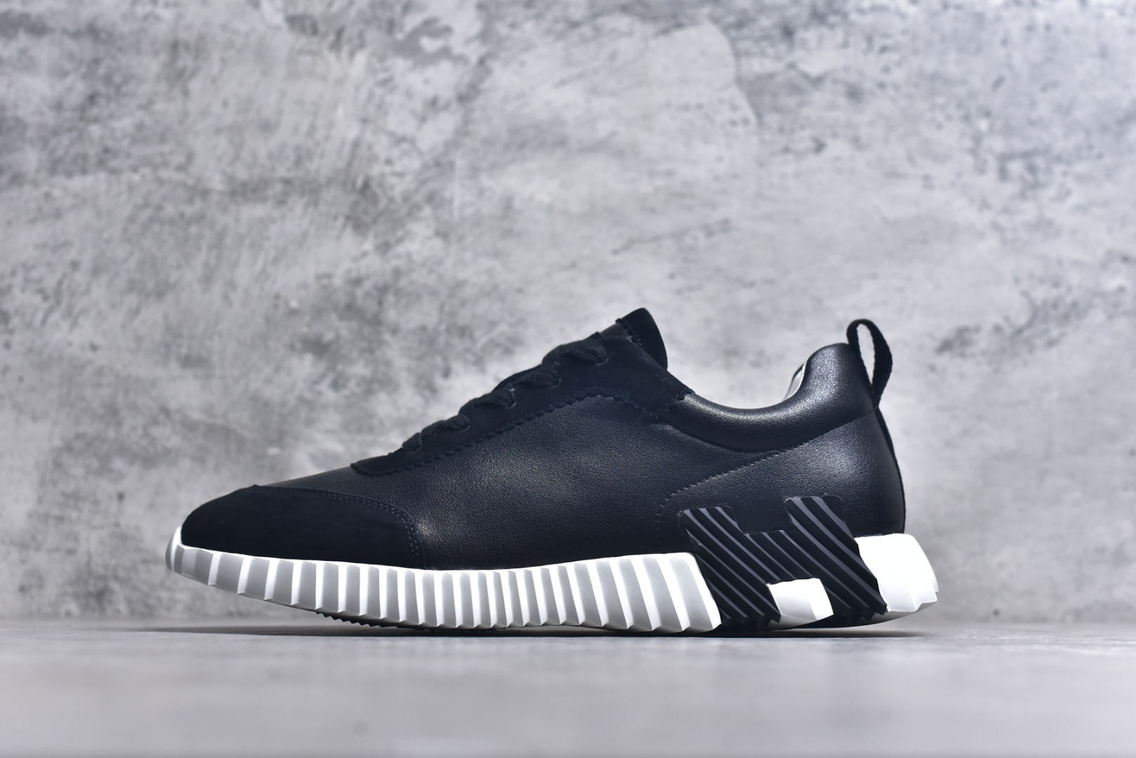 #Hermes 爱马仕 Bouncing 老钱风 皮面款 低帮休闲鞋 海淘代购同渠道品质 高端零售 外贸充正专供 原版购入开发 ZP级全套包装 完美楦型 正确卡色 大底 质感媲美原版 细节与原版一致 请注意区分市面通货材 尺码：39 40 41 42 43 44 45-选品中心