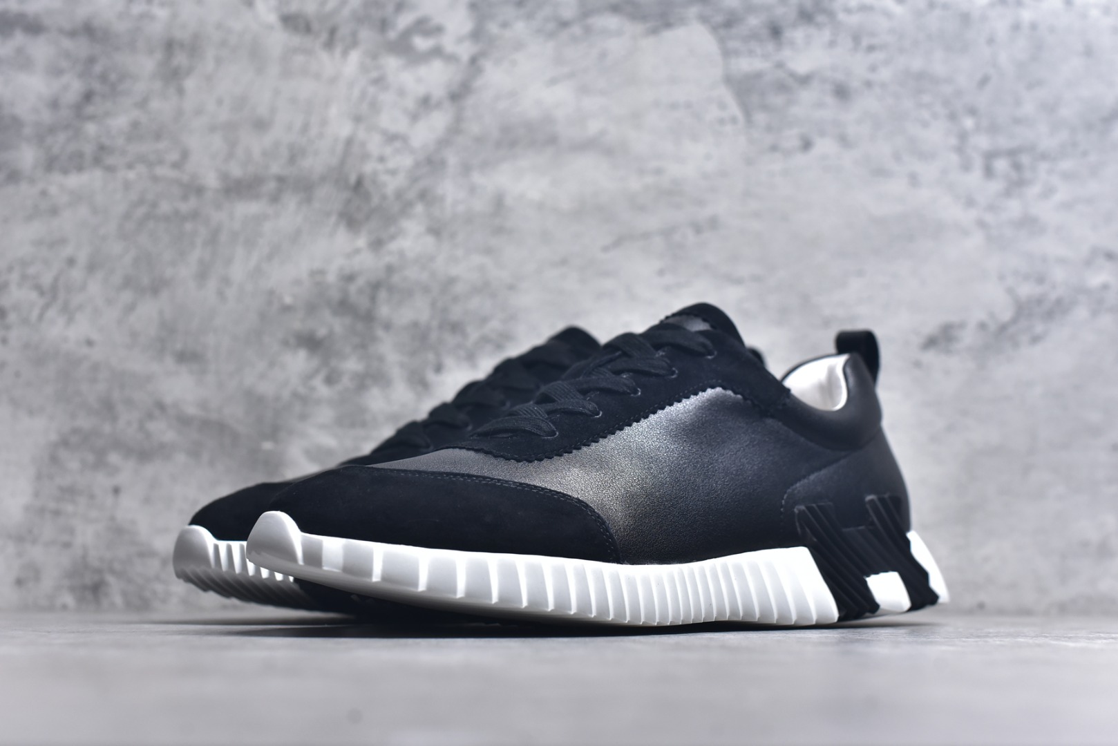 图片[2]-#Hermes 爱马仕 Bouncing 老钱风 皮面款 低帮休闲鞋 海淘代购同渠道品质 高端零售 外贸充正专供 原版购入开发 ZP级全套包装 完美楦型 正确卡色 大底 质感媲美原版 细节与原版一致 请注意区分市面通货材 尺码：39 40 41 42 43 44 45-选品中心