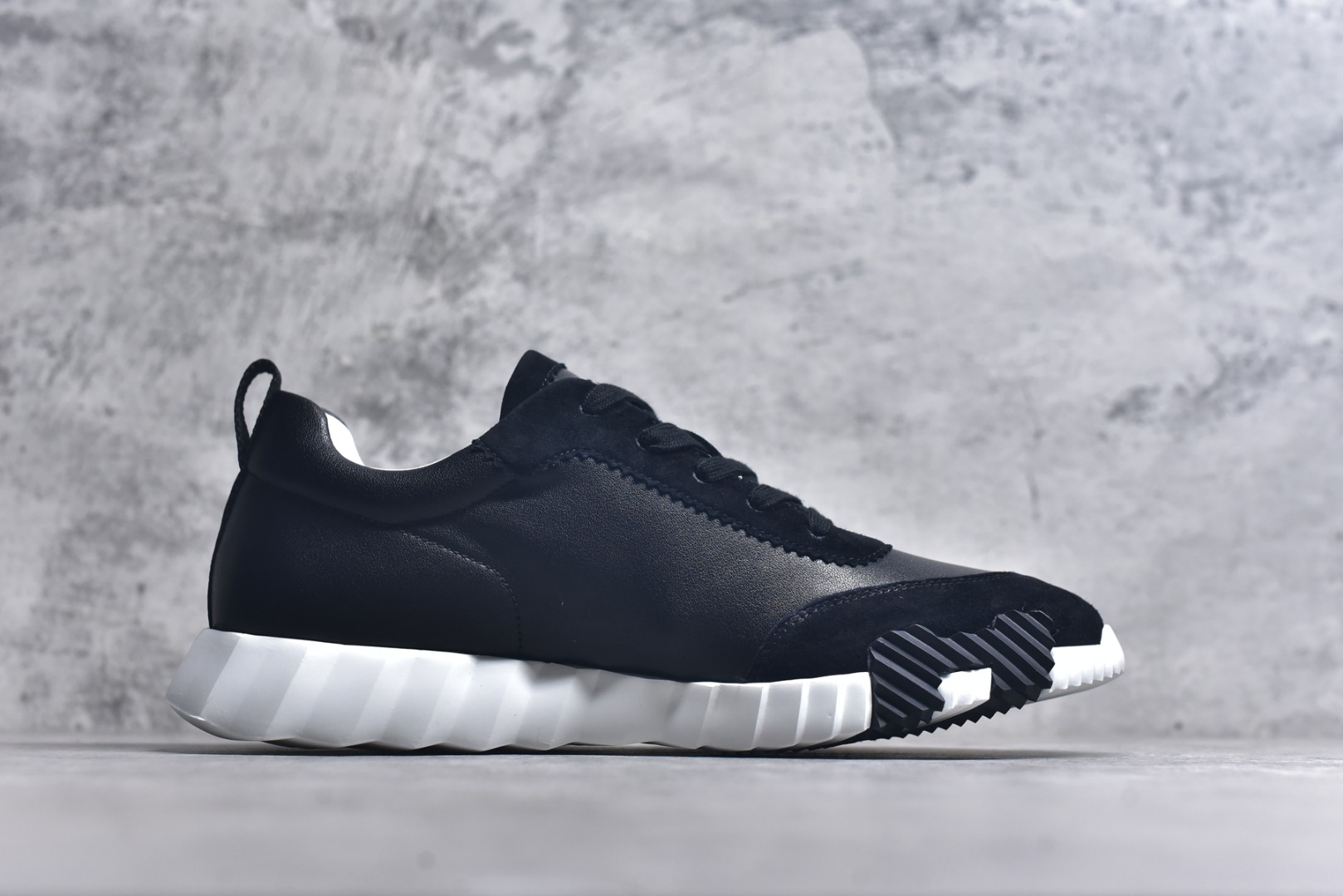 图片[3]-#Hermes 爱马仕 Bouncing 老钱风 皮面款 低帮休闲鞋 海淘代购同渠道品质 高端零售 外贸充正专供 原版购入开发 ZP级全套包装 完美楦型 正确卡色 大底 质感媲美原版 细节与原版一致 请注意区分市面通货材 尺码：39 40 41 42 43 44 45-选品中心