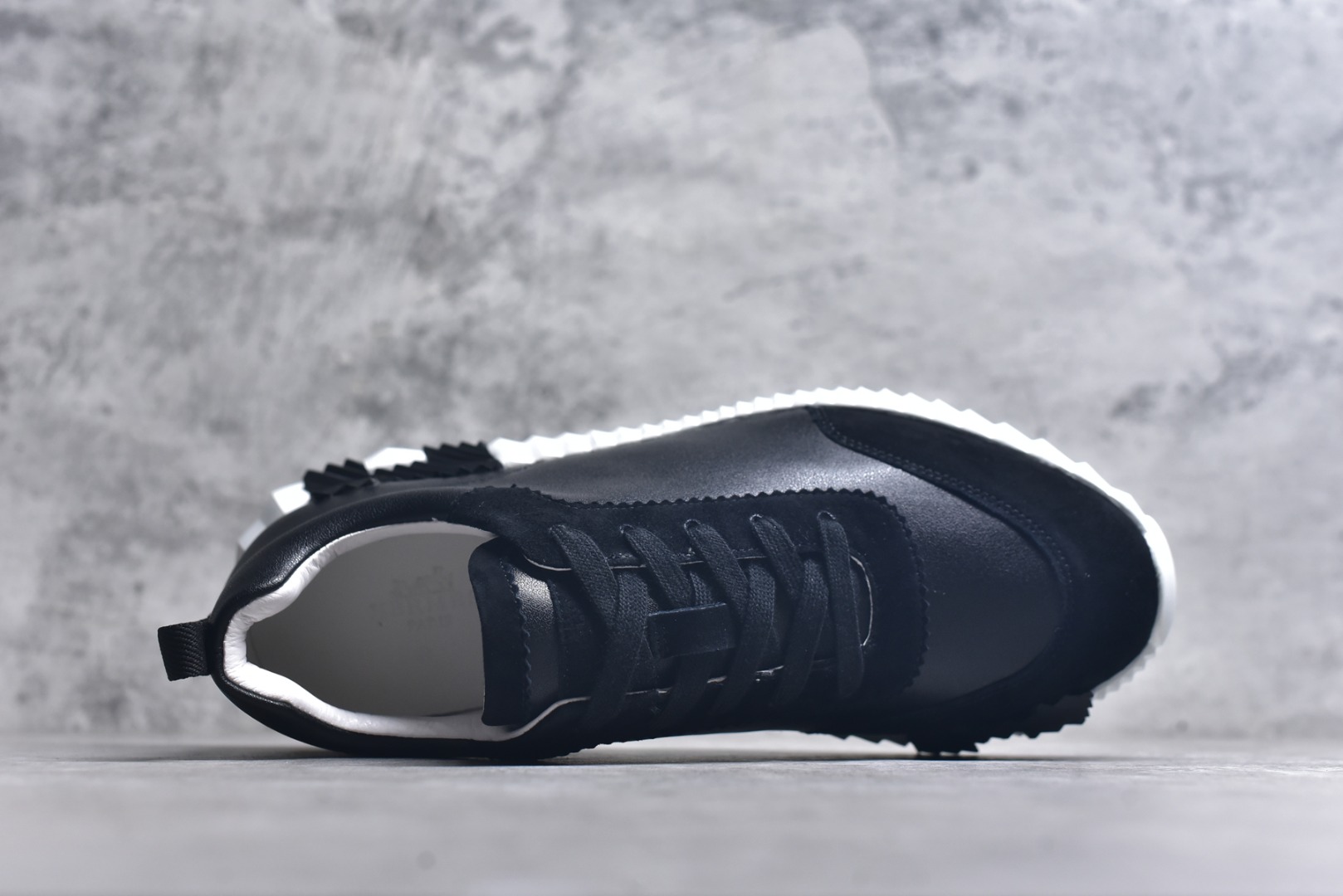 图片[4]-#Hermes 爱马仕 Bouncing 老钱风 皮面款 低帮休闲鞋 海淘代购同渠道品质 高端零售 外贸充正专供 原版购入开发 ZP级全套包装 完美楦型 正确卡色 大底 质感媲美原版 细节与原版一致 请注意区分市面通货材 尺码：39 40 41 42 43 44 45-选品中心