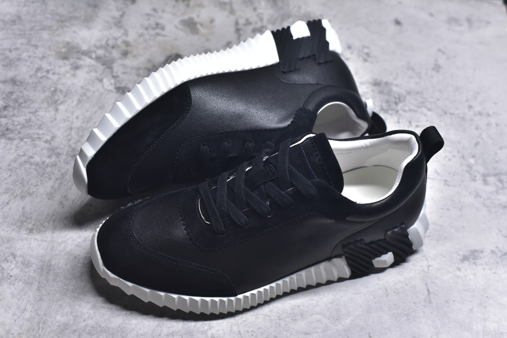 图片[7]-#Hermes 爱马仕 Bouncing 老钱风 皮面款 低帮休闲鞋 海淘代购同渠道品质 高端零售 外贸充正专供 原版购入开发 ZP级全套包装 完美楦型 正确卡色 大底 质感媲美原版 细节与原版一致 请注意区分市面通货材 尺码：39 40 41 42 43 44 45-选品中心