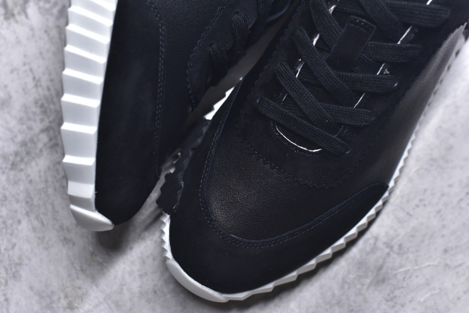 图片[8]-#Hermes 爱马仕 Bouncing 老钱风 皮面款 低帮休闲鞋 海淘代购同渠道品质 高端零售 外贸充正专供 原版购入开发 ZP级全套包装 完美楦型 正确卡色 大底 质感媲美原版 细节与原版一致 请注意区分市面通货材 尺码：39 40 41 42 43 44 45-选品中心