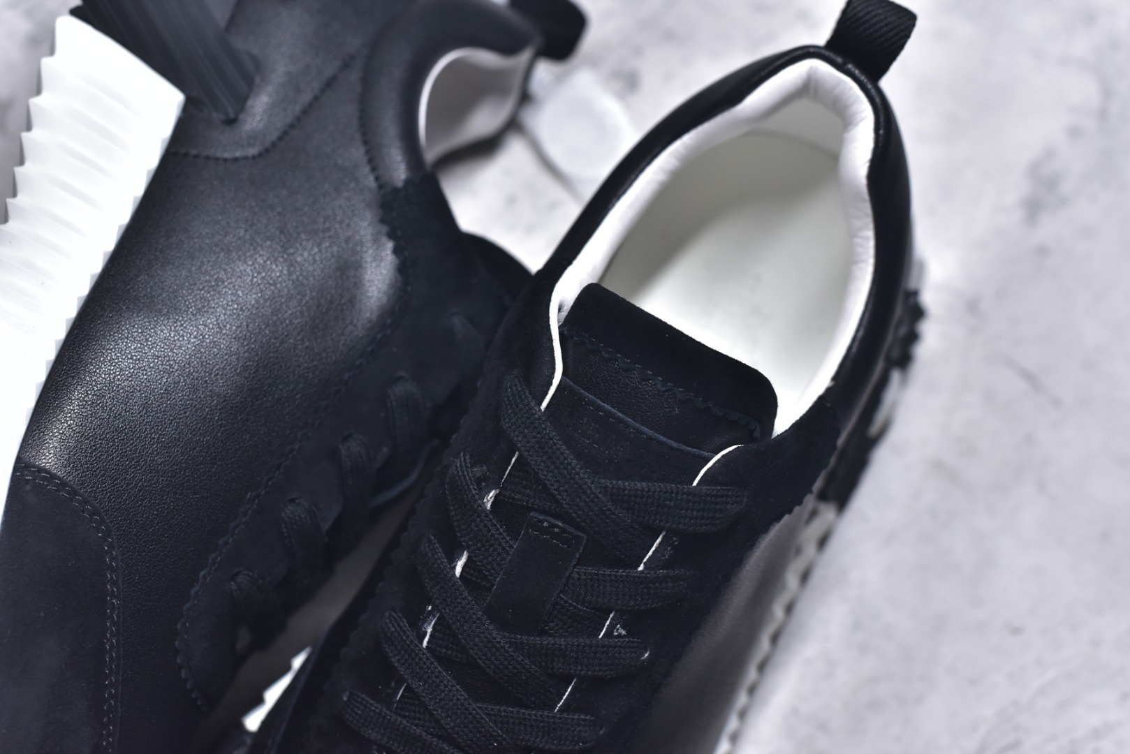 图片[9]-#Hermes 爱马仕 Bouncing 老钱风 皮面款 低帮休闲鞋 海淘代购同渠道品质 高端零售 外贸充正专供 原版购入开发 ZP级全套包装 完美楦型 正确卡色 大底 质感媲美原版 细节与原版一致 请注意区分市面通货材 尺码：39 40 41 42 43 44 45-选品中心