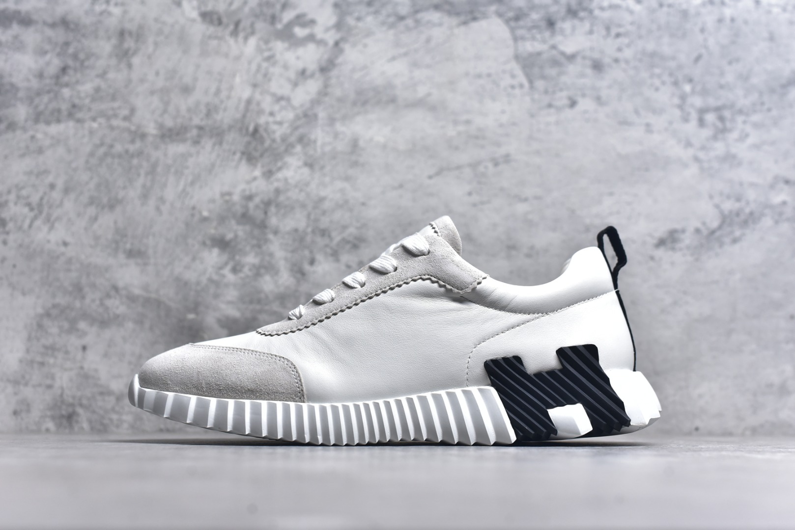 #Hermes 爱马仕 Bouncing 老钱风 皮面款 低帮休闲鞋 海淘代购同渠道品质 高端零售 外贸充正专供 原版购入开发 ZP级全套包装 完美楦型 正确卡色 大底 质感媲美原版 细节与原版一致 请注意区分市面通货材 尺码：39 40 41 42 43 44 45-选品中心