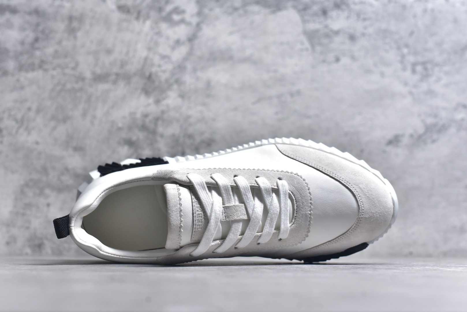 图片[4]-#Hermes 爱马仕 Bouncing 老钱风 皮面款 低帮休闲鞋 海淘代购同渠道品质 高端零售 外贸充正专供 原版购入开发 ZP级全套包装 完美楦型 正确卡色 大底 质感媲美原版 细节与原版一致 请注意区分市面通货材 尺码：39 40 41 42 43 44 45-选品中心