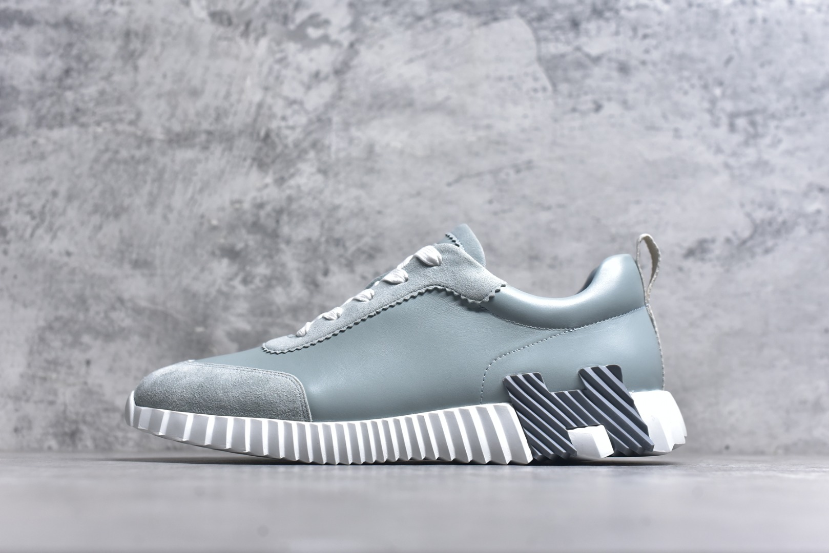 #Hermes 爱马仕 Bouncing 老钱风 皮面款 低帮休闲鞋 海淘代购同渠道品质 高端零售 外贸充正专供 原版购入开发 ZP级全套包装 完美楦型 正确卡色 大底 质感媲美原版 细节与原版一致 请注意区分市面通货材 尺码：39 40 41 42 43 44 45-选品中心