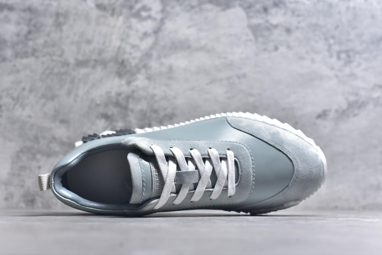 图片[4]-#Hermes 爱马仕 Bouncing 老钱风 皮面款 低帮休闲鞋 海淘代购同渠道品质 高端零售 外贸充正专供 原版购入开发 ZP级全套包装 完美楦型 正确卡色 大底 质感媲美原版 细节与原版一致 请注意区分市面通货材 尺码：39 40 41 42 43 44 45-选品中心