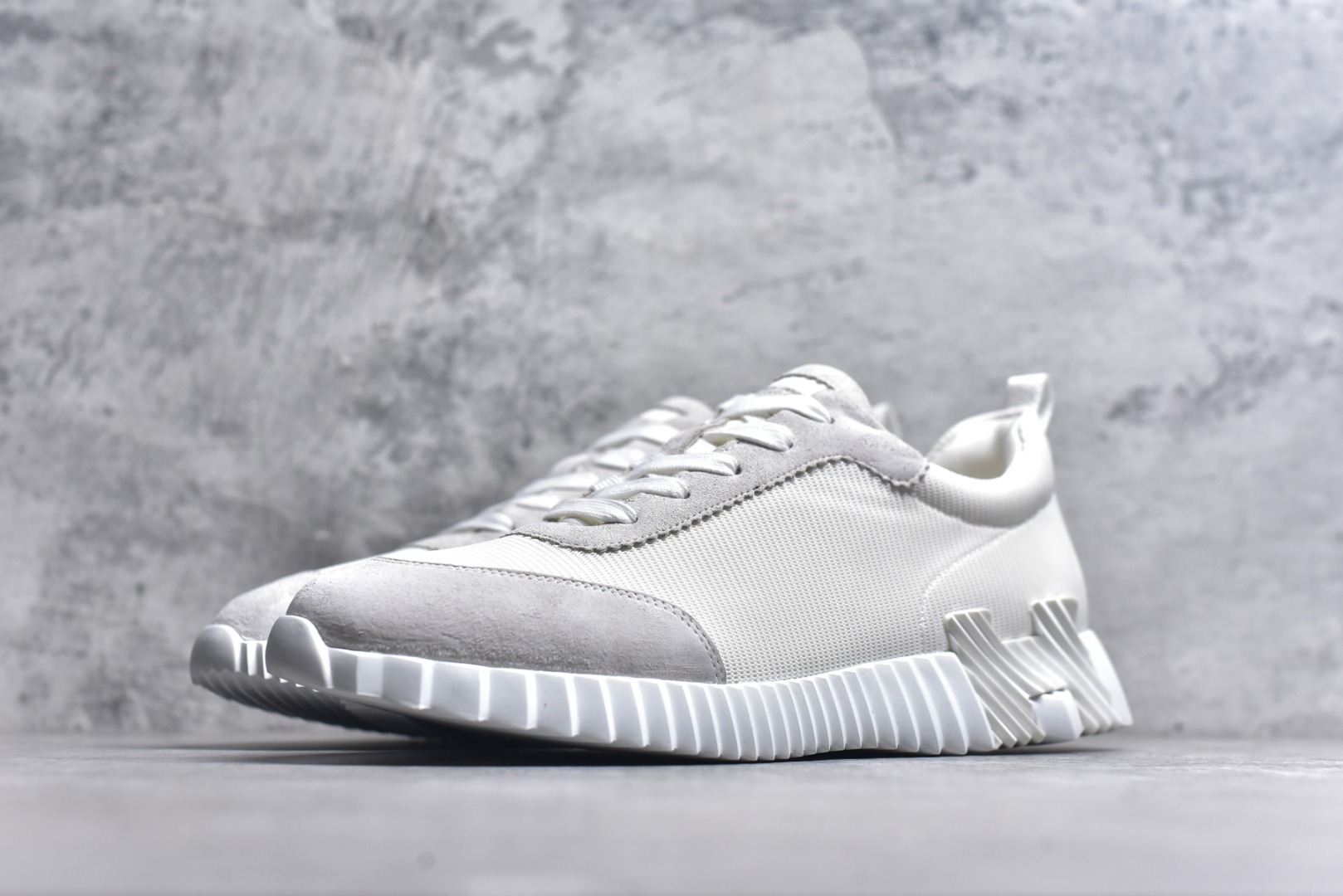 图片[2]-#Hermes 爱马仕 Bouncing 老钱风 皮面款 低帮休闲鞋 海淘代购同渠道品质 高端零售 外贸充正专供 原版购入开发 ZP级全套包装 完美楦型 正确卡色 大底 质感媲美原版 细节与原版一致 请注意区分市面通货材 尺码：39 40 41 42 43 44 45-选品中心