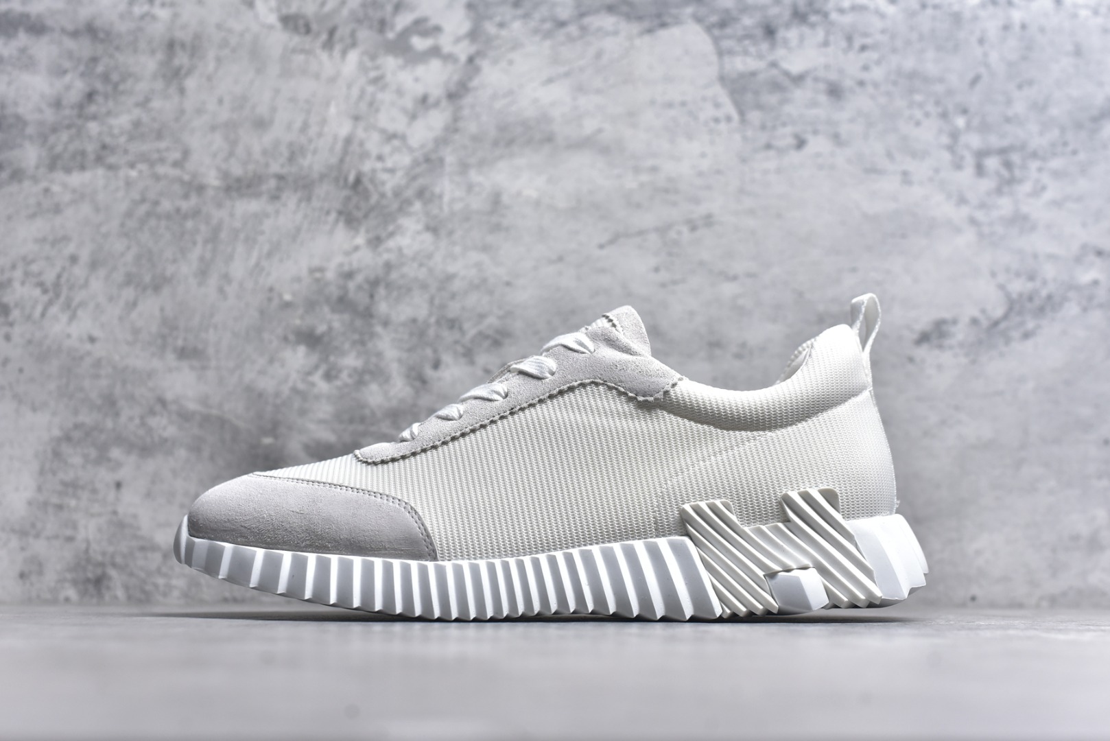 #Hermes 爱马仕 Bouncing 老钱风 皮面款 低帮休闲鞋 海淘代购同渠道品质 高端零售 外贸充正专供 原版购入开发 ZP级全套包装 完美楦型 正确卡色 大底 质感媲美原版 细节与原版一致 请注意区分市面通货材 尺码：39 40 41 42 43 44 45-选品中心