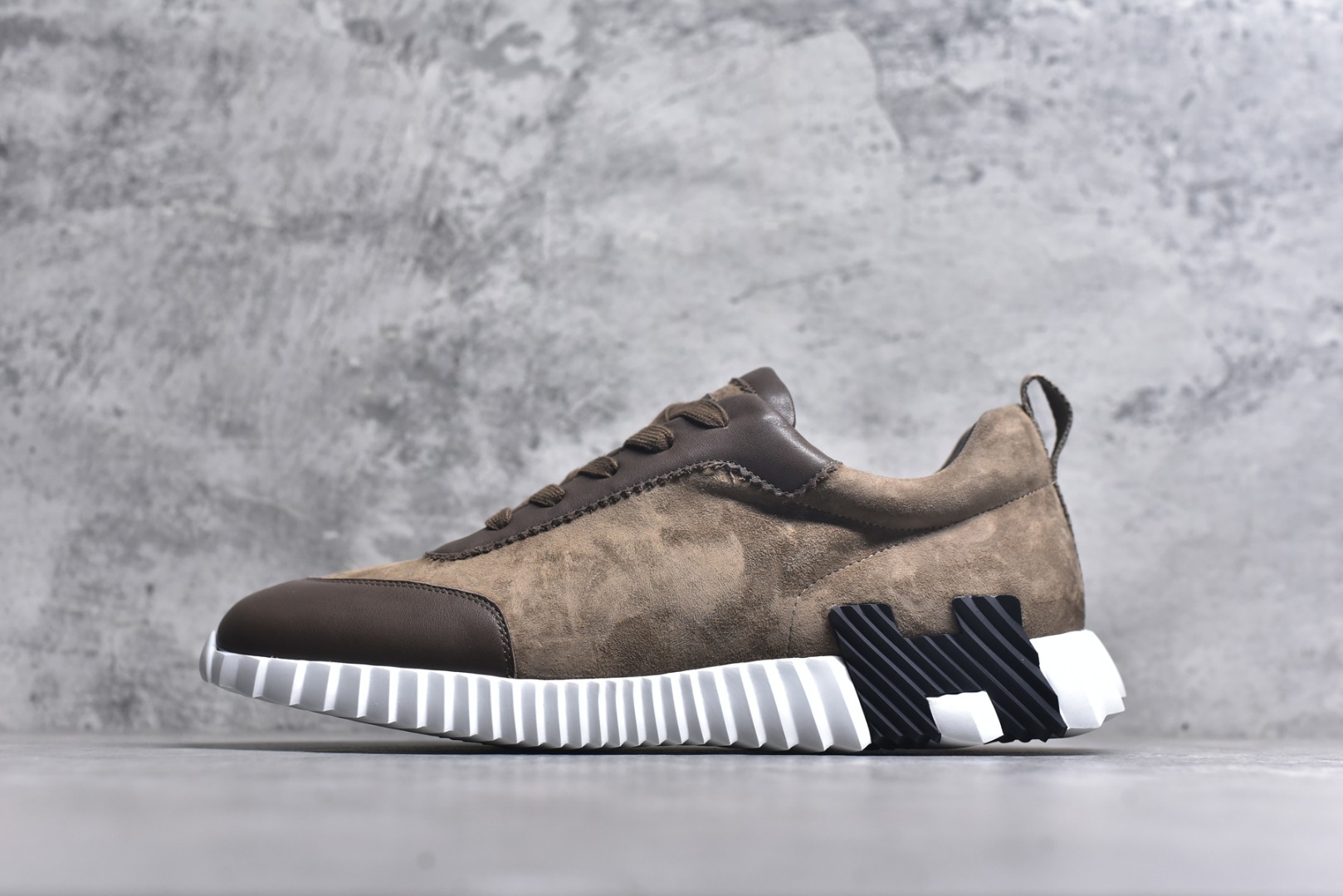 #Hermes 爱马仕 Bouncing 老钱风 皮面款 低帮休闲鞋 海淘代购同渠道品质 高端零售 外贸充正专供 原版购入开发 ZP级全套包装 完美楦型 正确卡色 大底 质感媲美原版 细节与原版一致 请注意区分市面通货材 尺码：39 40 41 42 43 44 45-选品中心