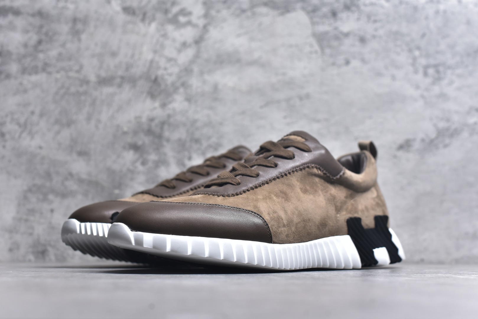 图片[2]-#Hermes 爱马仕 Bouncing 老钱风 皮面款 低帮休闲鞋 海淘代购同渠道品质 高端零售 外贸充正专供 原版购入开发 ZP级全套包装 完美楦型 正确卡色 大底 质感媲美原版 细节与原版一致 请注意区分市面通货材 尺码：39 40 41 42 43 44 45-选品中心