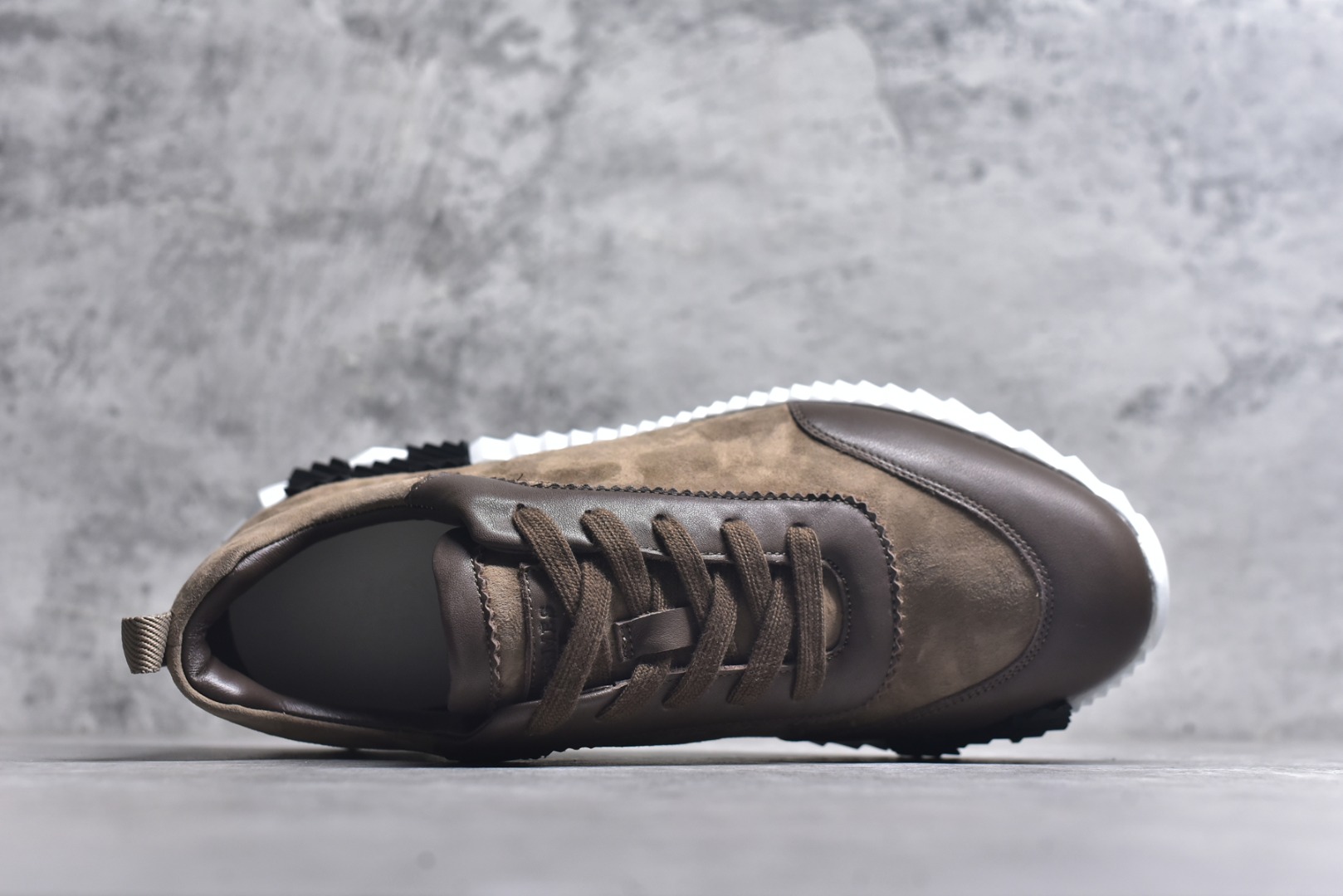 图片[4]-#Hermes 爱马仕 Bouncing 老钱风 皮面款 低帮休闲鞋 海淘代购同渠道品质 高端零售 外贸充正专供 原版购入开发 ZP级全套包装 完美楦型 正确卡色 大底 质感媲美原版 细节与原版一致 请注意区分市面通货材 尺码：39 40 41 42 43 44 45-选品中心