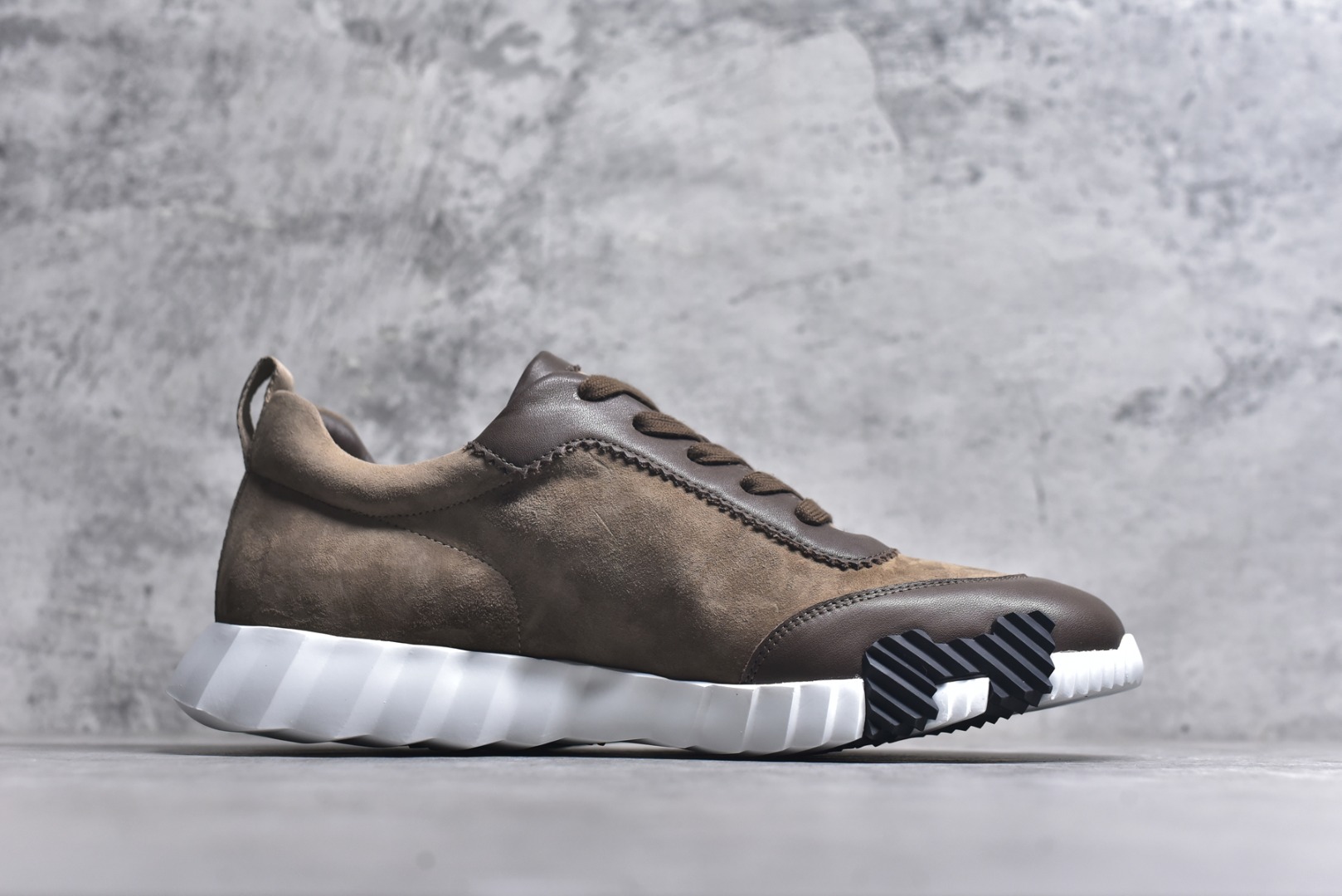 图片[3]-#Hermes 爱马仕 Bouncing 老钱风 皮面款 低帮休闲鞋 海淘代购同渠道品质 高端零售 外贸充正专供 原版购入开发 ZP级全套包装 完美楦型 正确卡色 大底 质感媲美原版 细节与原版一致 请注意区分市面通货材 尺码：39 40 41 42 43 44 45-选品中心